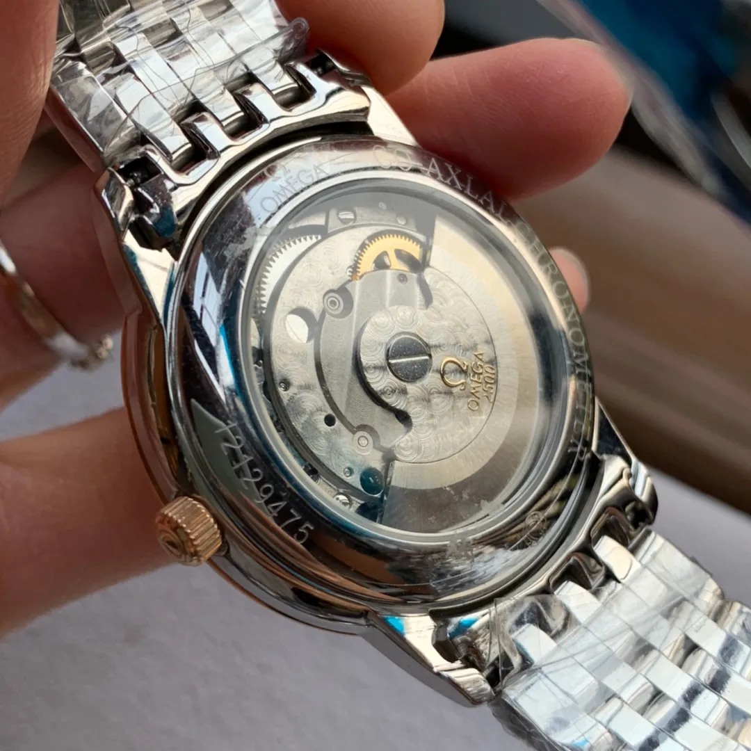 [Foreign trade import]💰1280 Omega (1:1 replica) [Type]: Fine men's watch [Strap]: Italian genuine cowhide strap (super breathable) [Movement]: Hong Kong Zhengzhu 4813 fully automatic mechanical movement (zero repair) is completely comparable to Citizen 8215 movement [Mirror]: Sapphire crystal glass (never scratched) Elegant taste, vast and ingenious Wrist treasure Size: diameter 40mm, thickness 9mm Hot sale on the market! Welcome to reprint!
