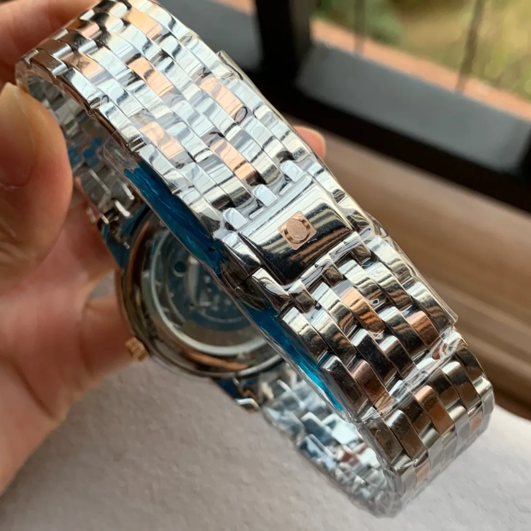 [Foreign trade import]💰1280 Omega (1:1 replica) [Type]: Fine men's watch [Strap]: Italian genuine cowhide strap (super breathable) [Movement]: Hong Kong Zhengzhu 4813 fully automatic mechanical movement (zero repair) is completely comparable to Citizen 8215 movement [Mirror]: Sapphire crystal glass (never scratched) Elegant taste, vast and ingenious Wrist treasure Size: diameter 40mm, thickness 9mm Hot sale on the market! Welcome to reprint!