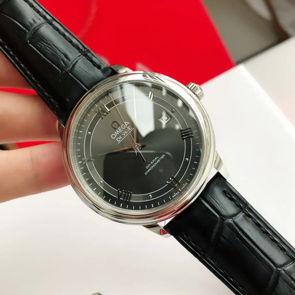【High-end replica】💰1160! 【Customized all-in-one machine】💰1720! 2023 upgraded blockbuster model - Omega Butterfly De Ville series men's watch [Casual, simple and classic hot model] After the De Ville series was discontinued last year, the factory persisted in adhering to the concept of providing better prices and being more people-friendly. It spent nearly a year strictly controlling and selecting high-quality suppliers of various accessories. Thanks to the strong support of a replica factory, it has worked hard to create today's upgraded and high-quality products at the same price‼ ️ This upgrade uses the same-level lettering from a certain factory, corrects the original synchronous stretch clasp, and passes the factory damage test to ensure excellent quality [Movement] Equipped with zero repair 💯 Brand new Citizen 9015 all-in-one automatic mechanical movement, precise travel time and long-lasting, highly recognized by watch friends [Case] 316L stainless steel case, modified and beautiful body The bottom cover is embossed according to the original synchronized track text. The 39.5mm shell size adheres to the same original details. Curved dial. 100-meter depth waterproof. Scratch-resistant sapphire mirror. [Bracelet] Use 316L stainless steel bracelet with original folding stretch buckle of the same material or calfskin strap. This picture is a real shot of a customized all-in-one machine!