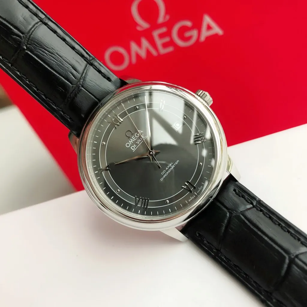 【High-end replica】💰1160! 【Customized all-in-one machine】💰1720! 2023 upgraded blockbuster model - Omega Butterfly De Ville series men's watch [Casual, simple and classic hot model] After the De Ville series was discontinued last year, the factory persisted in adhering to the concept of providing better prices and being more people-friendly. It spent nearly a year strictly controlling and selecting high-quality suppliers of various accessories. Thanks to the strong support of a replica factory, it has worked hard to create today's upgraded and high-quality products at the same price‼ ️ This upgrade uses the same-level lettering from a certain factory, corrects the original synchronous stretch clasp, and passes the factory damage test to ensure excellent quality [Movement] Equipped with zero repair 💯 Brand new Citizen 9015 all-in-one automatic mechanical movement, precise travel time and long-lasting, highly recognized by watch friends [Case] 316L stainless steel case, modified and beautiful body The bottom cover is embossed according to the original synchronized track text. The 39.5mm shell size adheres to the same original details. Curved dial. 100-meter depth waterproof. Scratch-resistant sapphire mirror. [Bracelet] Use 316L stainless steel bracelet with original folding stretch buckle of the same material or calfskin strap. This picture is a real shot of a customized all-in-one machine!