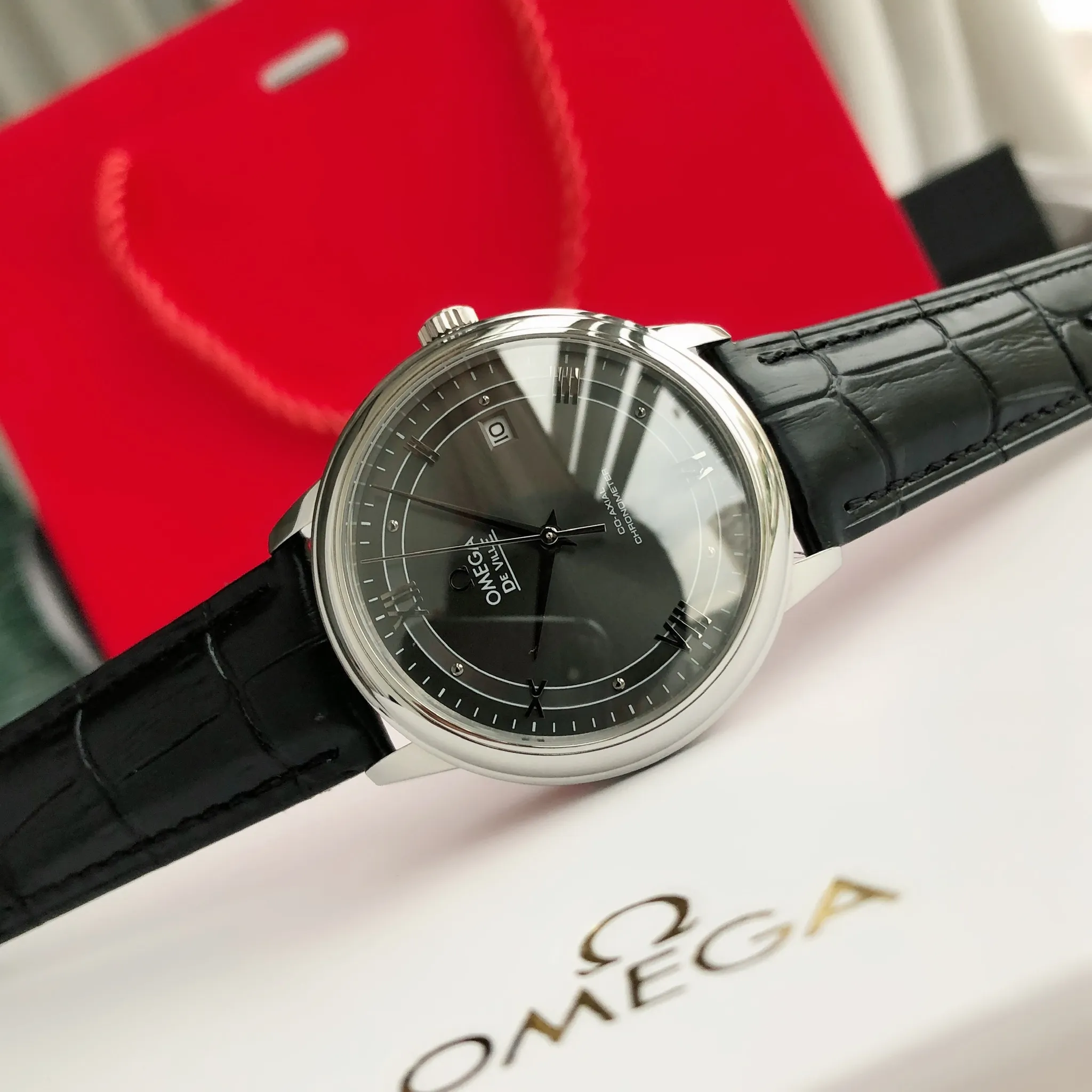 【High-end replica】💰1160! 【Customized all-in-one machine】💰1720! 2023 upgraded blockbuster model - Omega Butterfly De Ville series men's watch [Casual, simple and classic hot model] After the De Ville series was discontinued last year, the factory persisted in adhering to the concept of providing better prices and being more people-friendly. It spent nearly a year strictly controlling and selecting high-quality suppliers of various accessories. Thanks to the strong support of a replica factory, it has worked hard to create today's upgraded and high-quality products at the same price‼ ️ This upgrade uses the same-level lettering from a certain factory, corrects the original synchronous stretch clasp, and passes the factory damage test to ensure excellent quality [Movement] Equipped with zero repair 💯 Brand new Citizen 9015 all-in-one automatic mechanical movement, precise travel time and long-lasting, highly recognized by watch friends [Case] 316L stainless steel case, modified and beautiful body The bottom cover is embossed according to the original synchronized track text. The 39.5mm shell size adheres to the same original details. Curved dial. 100-meter depth waterproof. Scratch-resistant sapphire mirror. [Bracelet] Use 316L stainless steel bracelet with original folding stretch buckle of the same material or calfskin strap. This picture is a real shot of a customized all-in-one machine!