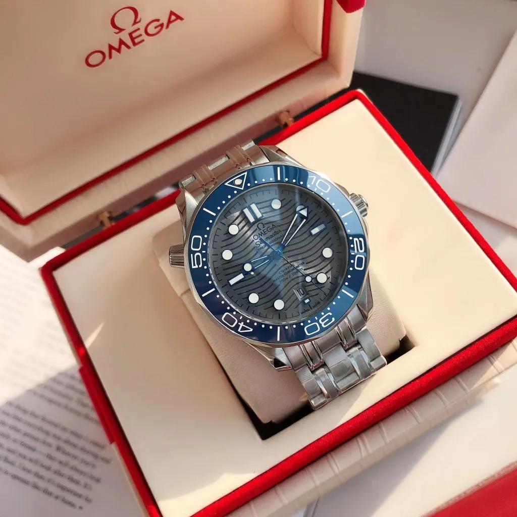 【High-end replica】💰1160! 【Customized all-in-one machine】💰1720! Omega Seamaster's new upgraded version of Seamaster 300 meters has arrived. It continues to adhere to practical value, delve into appearance details, and import an all-in-one movement. There is no best, only a better upgrade concept. It will once again push the entire series of Seamaster watches with the new Citizen movement to the top!  [Upgrade 1] Corrected the bezel to match the color of the letter, synchronized with the original genuine sunken luminous pearl, and the luminous color is synchronized [Upgrade 2] Corrected the original synchronized 8800 movement automatic hammer, effectively combined with the durability of the imported 9015 movement, and more intuitively close to the original [Upgrade 3] Upgraded the arched scratch-resistant sapphire glass mirror, since then‼ ️ All watches are made of sapphire glass [Upgrade 4] Using original genuine CNC molds, perfectly copying the same shell shape and band-shaped curvature of the genuine products. The appearance similarity with the genuine products is indistinguishable. The pictures were taken on a customized all-in-one machine!