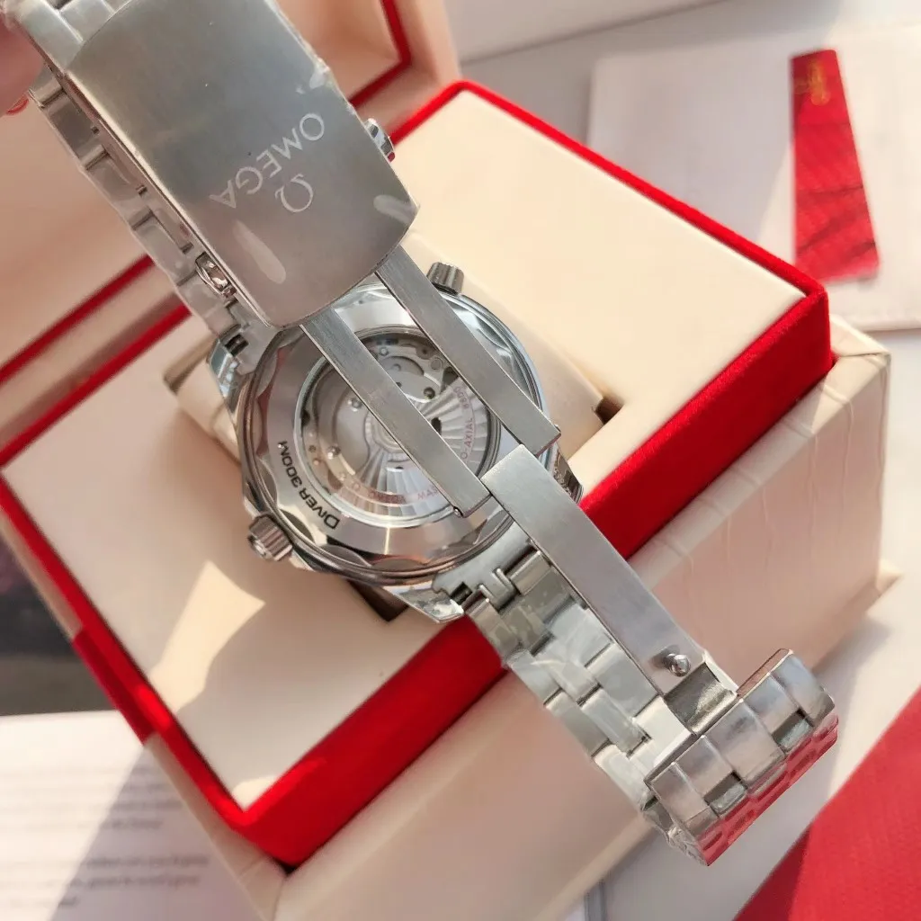【High-end replica】💰1160! 【Customized all-in-one machine】💰1720! Omega Seamaster's new upgraded version of Seamaster 300 meters has arrived. It continues to adhere to practical value, delve into appearance details, and import an all-in-one movement. There is no best, only a better upgrade concept. It will once again push the entire series of Seamaster watches with the new Citizen movement to the top!  [Upgrade 1] Corrected the bezel to match the color of the letter, synchronized with the original genuine sunken luminous pearl, and the luminous color is synchronized [Upgrade 2] Corrected the original synchronized 8800 movement automatic hammer, effectively combined with the durability of the imported 9015 movement, and more intuitively close to the original [Upgrade 3] Upgraded the arched scratch-resistant sapphire glass mirror, since then‼ ️ All watches are made of sapphire glass [Upgrade 4] Using original genuine CNC molds, perfectly copying the same shell shape and band-shaped curvature of the genuine products. The appearance similarity with the genuine products is indistinguishable. The pictures were taken on a customized all-in-one machine!