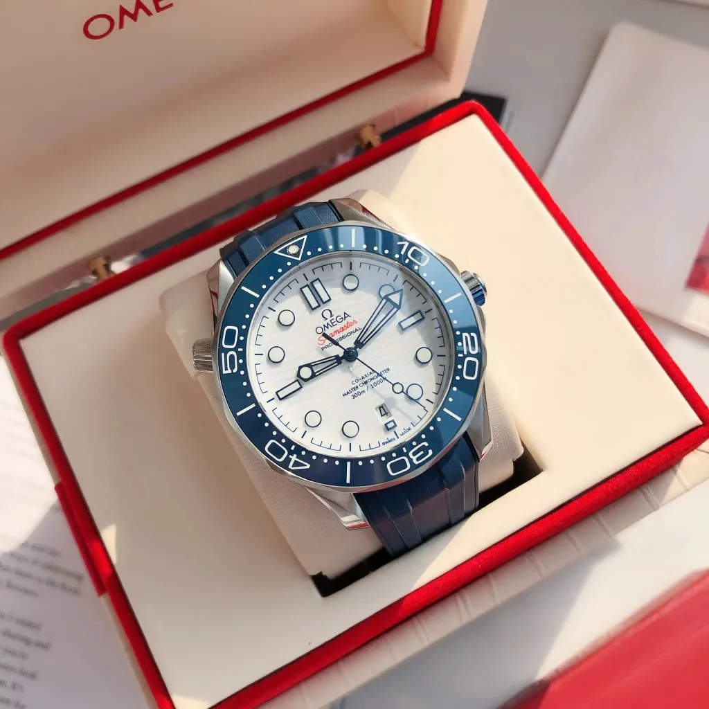 【High-end replica】💰1160! 【Customized all-in-one machine】💰1720! Omega Seamaster's new upgraded version of Seamaster 300 meters has arrived. It continues to adhere to practical value, delve into appearance details, and import an all-in-one movement. There is no best, only a better upgrade concept. It will once again push the entire series of Seamaster watches with the new Citizen movement to the top!  [Upgrade 1] Corrected the bezel to match the color of the letter, synchronized with the original genuine sunken luminous pearl, and the luminous color is synchronized [Upgrade 2] Corrected the original synchronized 8800 movement automatic hammer, effectively combined with the durability of the imported 9015 movement, and more intuitively close to the original [Upgrade 3] Upgraded the arched scratch-resistant sapphire glass mirror, since then‼ ️ All watches are made of sapphire glass [Upgrade 4] Using original genuine CNC molds, perfectly copying the same shell shape and band-shaped curvature of the genuine products. The appearance similarity with the genuine products is indistinguishable. The pictures were taken on a customized all-in-one machine!
