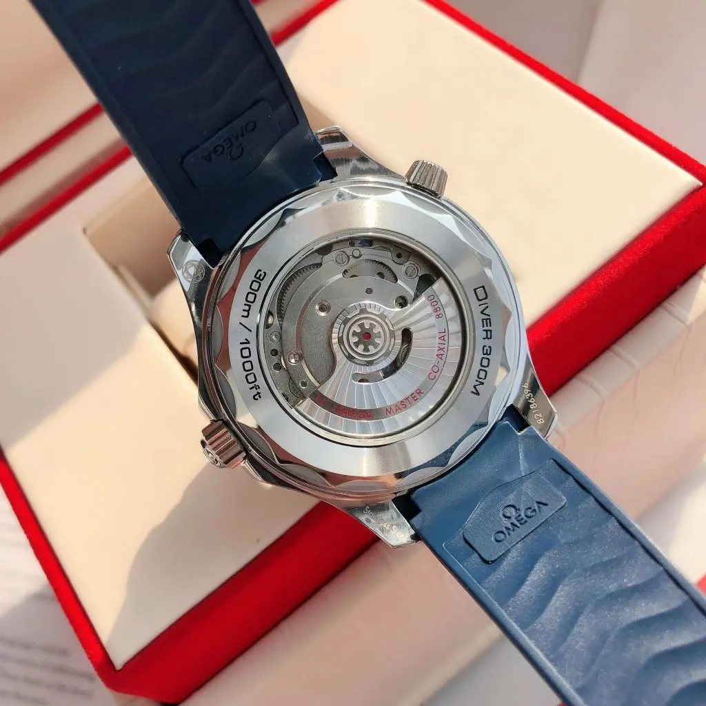 【High-end replica】💰1160! 【Customized all-in-one machine】💰1720! Omega Seamaster's new upgraded version of Seamaster 300 meters has arrived. It continues to adhere to practical value, delve into appearance details, and import an all-in-one movement. There is no best, only a better upgrade concept. It will once again push the entire series of Seamaster watches with the new Citizen movement to the top!  [Upgrade 1] Corrected the bezel to match the color of the letter, synchronized with the original genuine sunken luminous pearl, and the luminous color is synchronized [Upgrade 2] Corrected the original synchronized 8800 movement automatic hammer, effectively combined with the durability of the imported 9015 movement, and more intuitively close to the original [Upgrade 3] Upgraded the arched scratch-resistant sapphire glass mirror, since then‼ ️ All watches are made of sapphire glass [Upgrade 4] Using original genuine CNC molds, perfectly copying the same shell shape and band-shaped curvature of the genuine products. The appearance similarity with the genuine products is indistinguishable. The pictures were taken on a customized all-in-one machine!