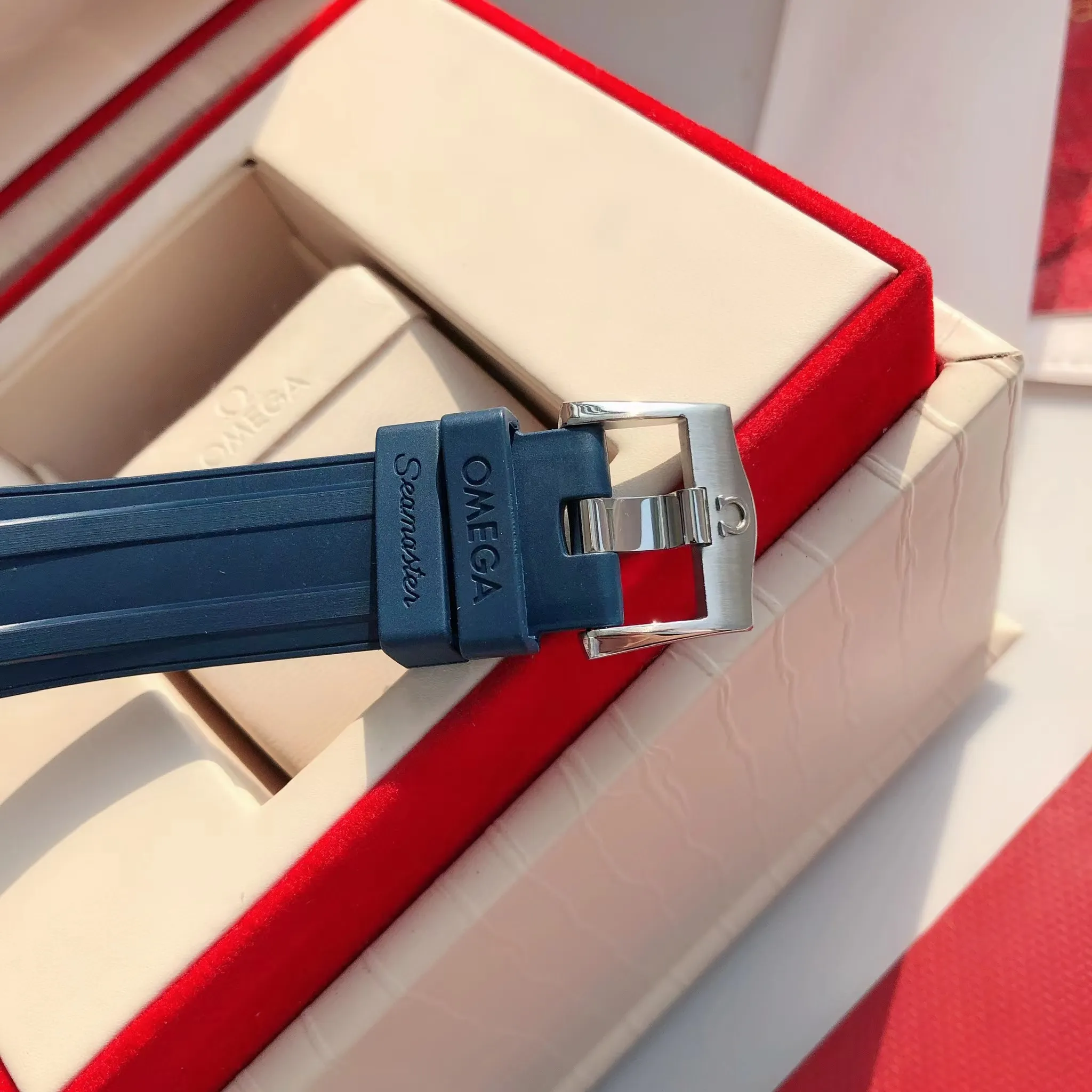 【High-end replica】💰1160! 【Customized all-in-one machine】💰1720! Omega Seamaster's new upgraded version of Seamaster 300 meters has arrived. It continues to adhere to practical value, delve into appearance details, and import an all-in-one movement. There is no best, only a better upgrade concept. It will once again push the entire series of Seamaster watches with the new Citizen movement to the top!  [Upgrade 1] Corrected the bezel to match the color of the letter, synchronized with the original genuine sunken luminous pearl, and the luminous color is synchronized [Upgrade 2] Corrected the original synchronized 8800 movement automatic hammer, effectively combined with the durability of the imported 9015 movement, and more intuitively close to the original [Upgrade 3] Upgraded the arched scratch-resistant sapphire glass mirror, since then‼ ️ All watches are made of sapphire glass [Upgrade 4] Using original genuine CNC molds, perfectly copying the same shell shape and band-shaped curvature of the genuine products. The appearance similarity with the genuine products is indistinguishable. The pictures were taken on a customized all-in-one machine!