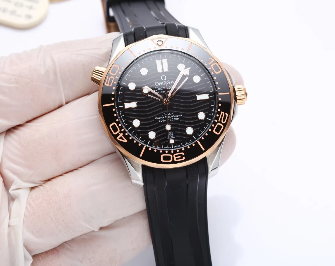 【High-end replica】💰1160! 【Customized all-in-one machine】💰1720! OMEGA SEAMASTER Seamaster Series 300m 300m Coaxial Master Chronometer 42mm 42mm Diving Watch, brushed stainless steel case partially polished. The bezel is made of ceramic and decorated with white enamel diving scales. The scales on the word ring are not easy to wear and fade, and the dome-shaped mirror is coated with anti-glare film Polished black ceramic dial, laser engraved ripple pattern, calendar window at 6 o'clock, hollow hands and embossed hour markers, rhodium-plated, and covered with Super-LumiNova luminous coating, blue and green two-color luminous, green luminous minute hand display with green luminous dots on the bezel for diving Oxygen countdown, multiple waterproof screw-in crowns, can be worn for real sea diving, conical shaped helium escape valve, corrugated edge design, transparent case back, beautiful movement of the movement can be clearly seen, replica 8800 oscillating weight, equipped with original buckle, imported fluorine rubber strap, soft texture, strong flexibility, can be worn in deep diving suits for diving. This picture was taken with custom all-in-one quality! (This product is shipped with three codes in one. Returns and exchanges require complete card tags)