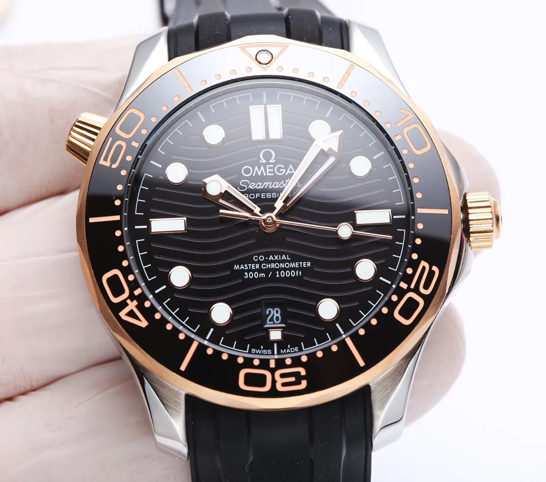 【High-end replica】💰1160! 【Customized all-in-one machine】💰1720! OMEGA SEAMASTER Seamaster Series 300m 300m Coaxial Master Chronometer 42mm 42mm Diving Watch, brushed stainless steel case partially polished. The bezel is made of ceramic and decorated with white enamel diving scales. The scales on the word ring are not easy to wear and fade, and the dome-shaped mirror is coated with anti-glare film Polished black ceramic dial, laser engraved ripple pattern, calendar window at 6 o'clock, hollow hands and embossed hour markers, rhodium-plated, and covered with Super-LumiNova luminous coating, blue and green two-color luminous, green luminous minute hand display with green luminous dots on the bezel for diving Oxygen countdown, multiple waterproof screw-in crowns, can be worn for real sea diving, conical shaped helium escape valve, corrugated edge design, transparent case back, beautiful movement of the movement can be clearly seen, replica 8800 oscillating weight, equipped with original buckle, imported fluorine rubber strap, soft texture, strong flexibility, can be worn in deep diving suits for diving. This picture was taken with custom all-in-one quality! (This product is shipped with three codes in one. Returns and exchanges require complete card tags)