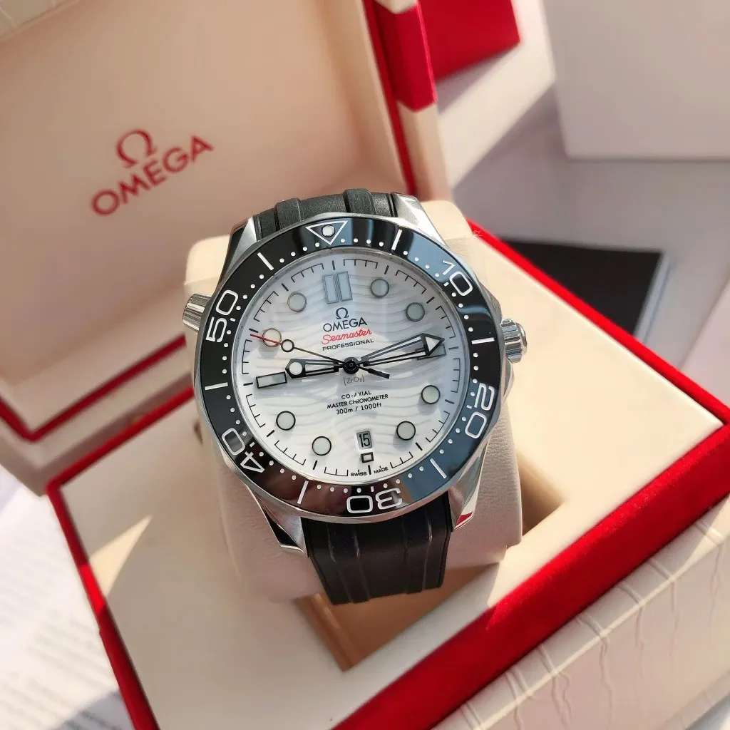 【High-end replica】💰1160! 【Customized all-in-one machine】💰1720! Omega Seamaster's new upgraded version of Seamaster 300 meters has arrived. It continues to adhere to practical value, delve into appearance details, and import an all-in-one movement. There is no best, only a better upgrade concept. It will once again push the entire series of Seamaster watches with the new Citizen movement to the top!  [Upgrade 1] Corrected the bezel to match the color of the letter, synchronized with the original genuine sunken luminous pearl, and the luminous color is synchronized [Upgrade 2] Corrected the original synchronized 8800 movement automatic hammer, effectively combined with the durability of the imported 9015 movement, and more intuitively close to the original [Upgrade 3] Upgraded the arched scratch-resistant sapphire glass mirror, since then‼ ️ All watches are made of sapphire glass [Upgrade 4] Using original genuine CNC molds, perfectly copying the same shell shape and band-shaped curvature of the genuine products. The appearance similarity with the genuine products is indistinguishable. The pictures were taken on a customized all-in-one machine!