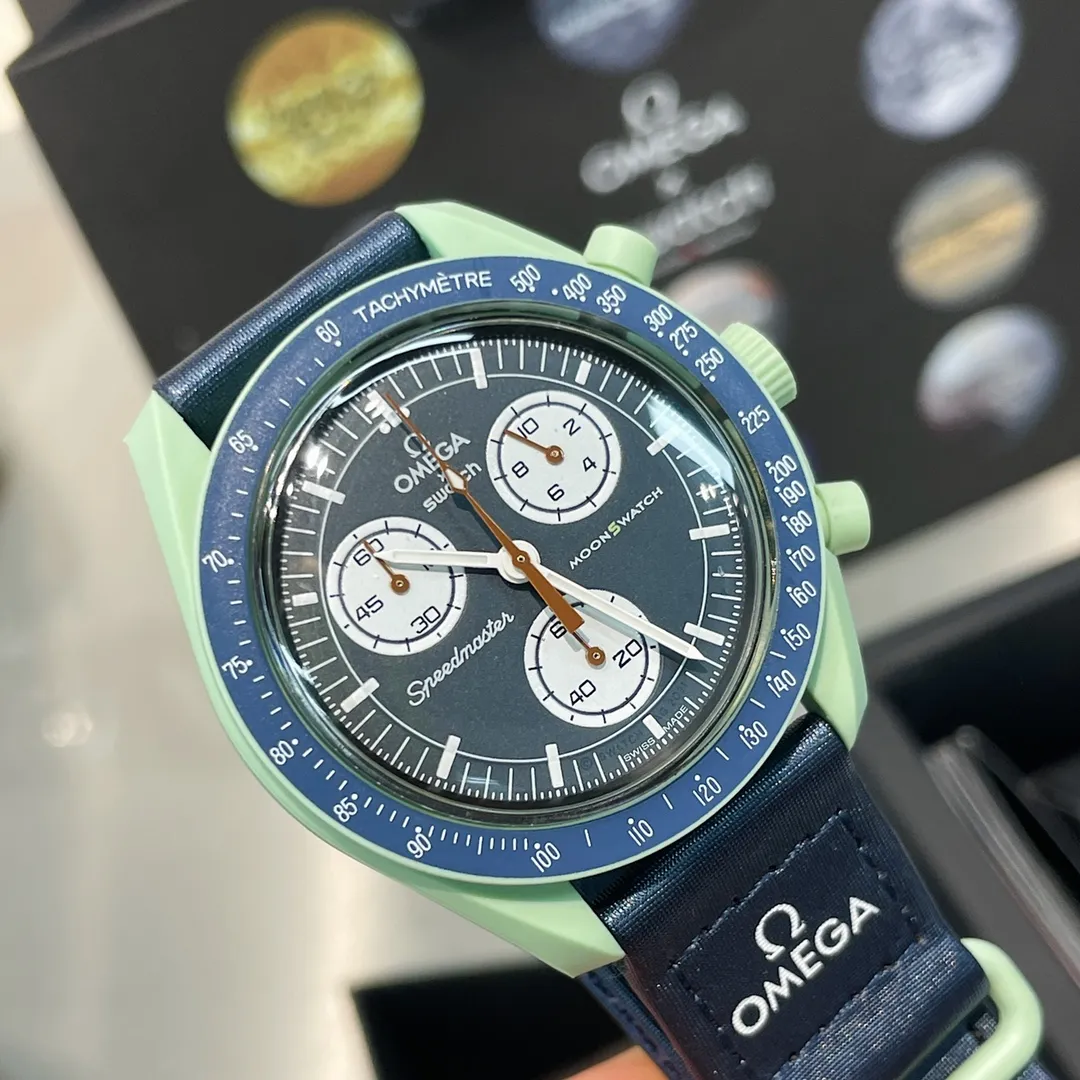 [Original order quality] 💰700! 【Purchasing quality】💰960! Omega co-branded Swatch, the top version on the market, made of real bioceramic material! Distinguish low-end products in the market! OMEGAxSWATCH Omega x Swatch joint model BIOCERAMIC MOONSWATCH joint watch, this series of watches has a total of 11 models, all named after planetary bodies. They are: Mission to the Sun (gold) Mission to Mercury (dark gray) Mission to Venus (pink) Mission to Earth (blue) Mission to the Moon (black) Mission to Mars (white) Mission to Jupiter (bronze) Mission to Saturn (beige) Mission to Uranus (light blue) Mission to Neptune (dark blue) Mission to Pluto (grey) Each one represents the characteristics of a different planet and uses its elements to decorate the dial, making people want to collect the entire series at once.  Swiss quartz machine, size 42mm. The Velcro strap is waterproof and easy to wear. It is worth buying. It can be collected and given as a gift. It has 11 colors and represents the 11 planets in the universe. The colors are bright and this summer accessory is a must-have!