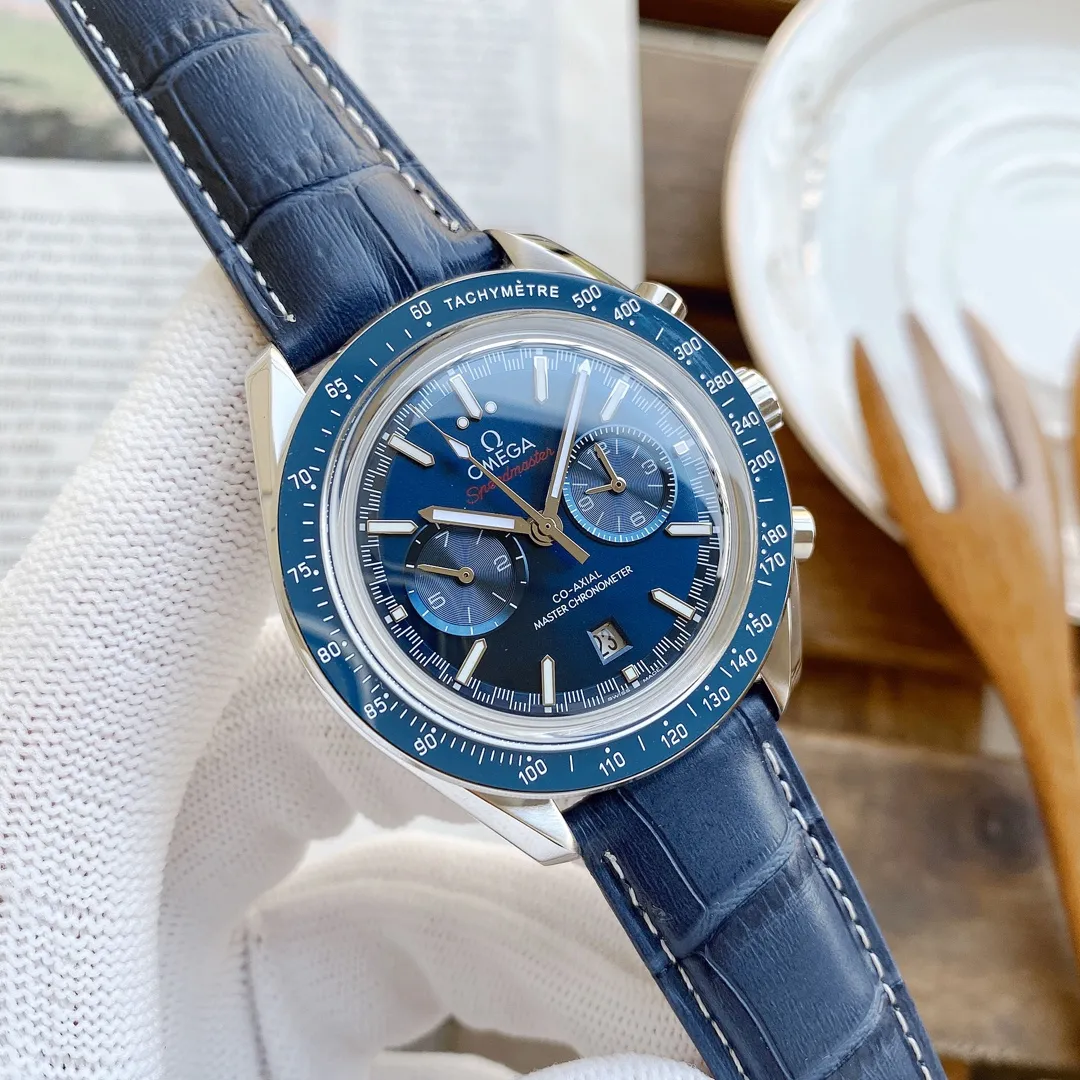 【High-end replica】💰1720! The new Omega Speedmaster series is released, the original model is re-engraved, and it exclusively uses imported fully automatic mechanical movements to achieve zero repairs! Paired with the original strap of 904 steel, it has more texture! 42*12mm [Table material and case quality]: Stainless steel, ceramic ring bezel [Table material and mirror quality]: Arc-shaped double-sided anti-reflective, light-resistant and wear-resistant surface. The Omega Speedmaster series is the most representative watch of the brand. The legendary Speedmaster watch participated in all six human moon landing missions and can be regarded as a model of the brand's pioneering spirit. The stainless steel case is equipped with a sandblasted silver dial. The dial is equipped with a black minute ring and a red lacquered chronograph seconds hand. The hour markers, hour and minute hands are specially treated to appear black and are covered with Super-LumiNova. ⁠Three black subdials with sandblasted rhodium-plated hands