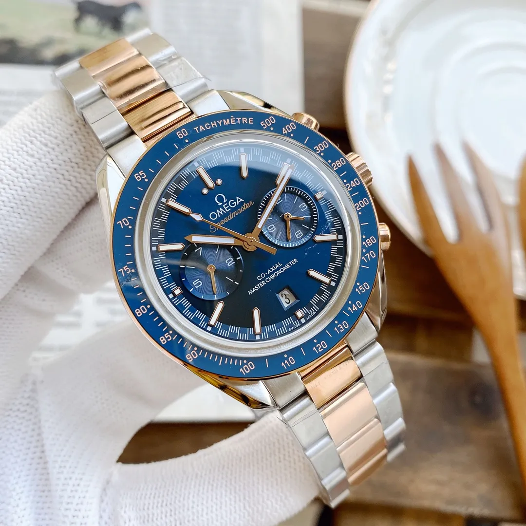 【High-end replica】💰1720! The new Omega Speedmaster series is released, the original model is re-engraved, and it exclusively uses imported fully automatic mechanical movements to achieve zero repairs! Paired with the original strap of 904 steel, it has more texture! 42*12mm [Table material and case quality]: Stainless steel, ceramic ring bezel [Table material and mirror quality]: Arc-shaped double-sided anti-reflective, light-resistant and wear-resistant surface. The Omega Speedmaster series is the most representative watch of the brand. The legendary Speedmaster watch participated in all six human moon landing missions and can be regarded as a model of the brand's pioneering spirit. The stainless steel case is equipped with a sandblasted silver dial. The dial is equipped with a black minute ring and a red lacquered chronograph seconds hand. The hour markers, hour and minute hands are specially treated to appear black and are covered with Super-LumiNova. ⁠Three black subdials with sandblasted rhodium-plated hands