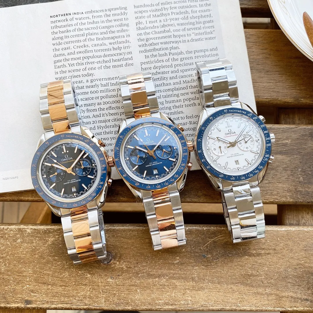 【High-end replica】💰1720! The new Omega Speedmaster series is released, the original model is re-engraved, and it exclusively uses imported fully automatic mechanical movements to achieve zero repairs! Paired with the original strap of 904 steel, it has more texture! 42*12mm [Table material and case quality]: Stainless steel, ceramic ring bezel [Table material and mirror quality]: Arc-shaped double-sided anti-reflective, light-resistant and wear-resistant surface. The Omega Speedmaster series is the most representative watch of the brand. The legendary Speedmaster watch participated in all six human moon landing missions and can be regarded as a model of the brand's pioneering spirit. The stainless steel case is equipped with a sandblasted silver dial. The dial is equipped with a black minute ring and a red lacquered chronograph seconds hand. The hour markers, hour and minute hands are specially treated to appear black and are covered with Super-LumiNova. ⁠Three black subdials with sandblasted rhodium-plated hands