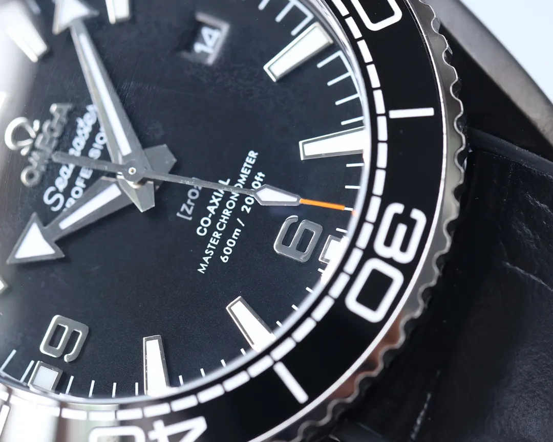 Omega Planet Ocean 600 meters, the entire series of watches once again reaches the top! Five codes in one, warranty card, diamond card, observatory certification card, hang tag, etc. Exclusive number 87895505, exclusive quality, exclusive packaging. In 2021, the official website strongly recommends the exclusive quality of the Seamaster series 600-meter diving watch. [Model] 215.32.44.21.01.001 [Movement] Equipped with 8900/8906 automatic mechanical movement, original see-through design, corrected movement, accurate running time, strong practicality, 100% waterproof [Glass] With arched wear-resistant glass, diameter 43.5mm, thickness 15.5mm [Case] Made of 316L stainless steel, post-processed and polished, equipped with the only original ceramic ring in its class with an original one-way rotating timing ring. [Watch strap] Belt/tape/steel strap, buckle steel strap 316L fine steel brushed and polished, Italian imported cowhide with imported frog glue, steel strap with same-level original Omega stretch buckle, same-level value, please certify exclusive details, exclusive quality code is 87895505 Authentic copy-Reprint🔥Top product, high quality products constantly🔥