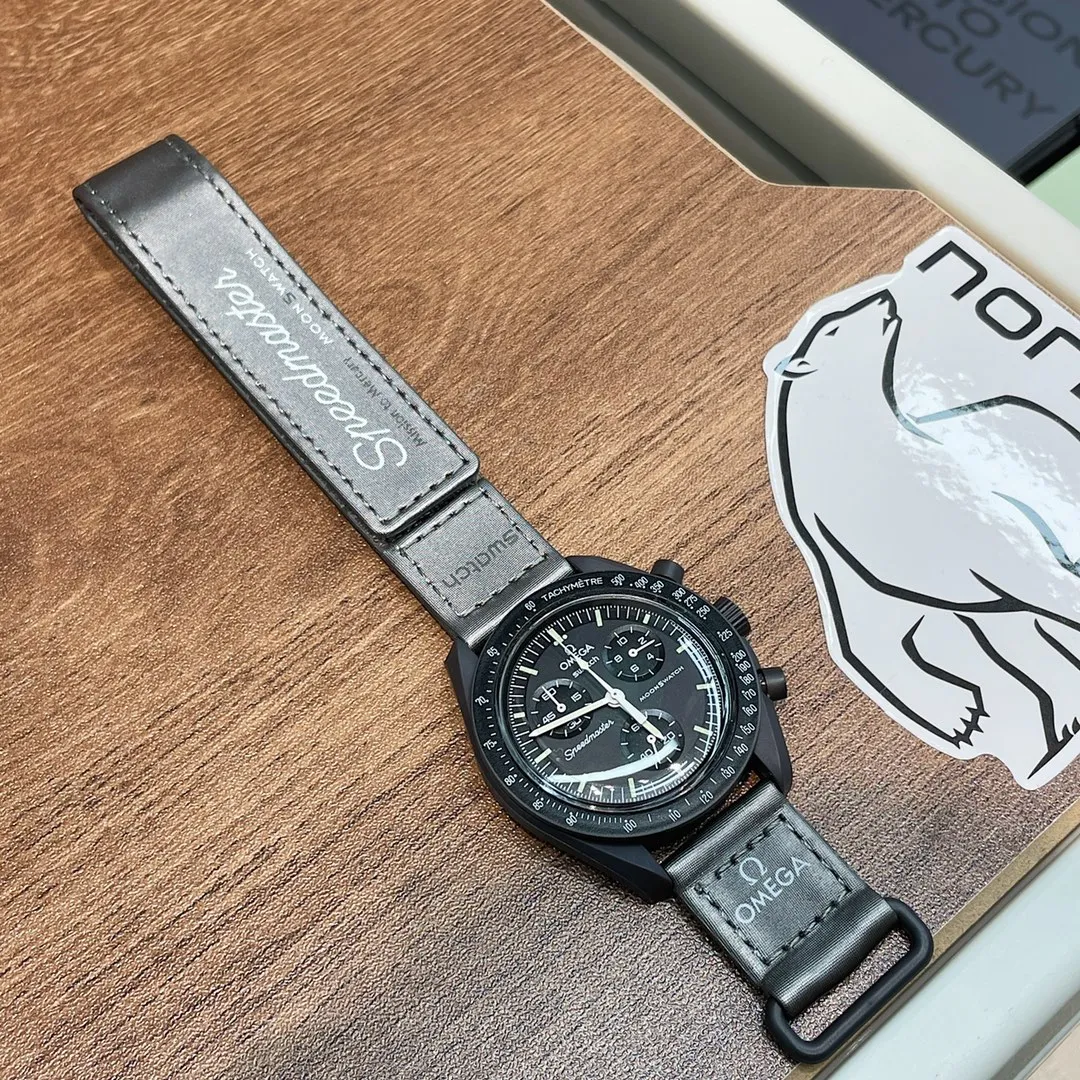 [Original order quality] 💰700! 【Purchasing quality】💰960! Omega co-branded Swatch, the top version on the market, made of real bioceramic material! Distinguish low-end products in the market! OMEGAxSWATCH Omega x Swatch joint model BIOCERAMIC MOONSWATCH joint watch, this series of watches has a total of 11 models, all named after planetary bodies. They are: Mission to the Sun (gold) Mission to Mercury (dark gray) Mission to Venus (pink) Mission to Earth (blue) Mission to the Moon (black) Mission to Mars (white) Mission to Jupiter (bronze) Mission to Saturn (beige) Mission to Uranus (light blue) Mission to Neptune (dark blue) Mission to Pluto (grey) Each one represents the characteristics of a different planet and uses its elements to decorate the dial, making people want to collect the entire series at once.  Swiss quartz machine, size 42mm. The Velcro strap is waterproof and easy to wear. It is worth buying. It can be collected and given as a gift. It has 11 colors and represents the 11 planets in the universe. The colors are bright and this summer accessory is a must-have!
