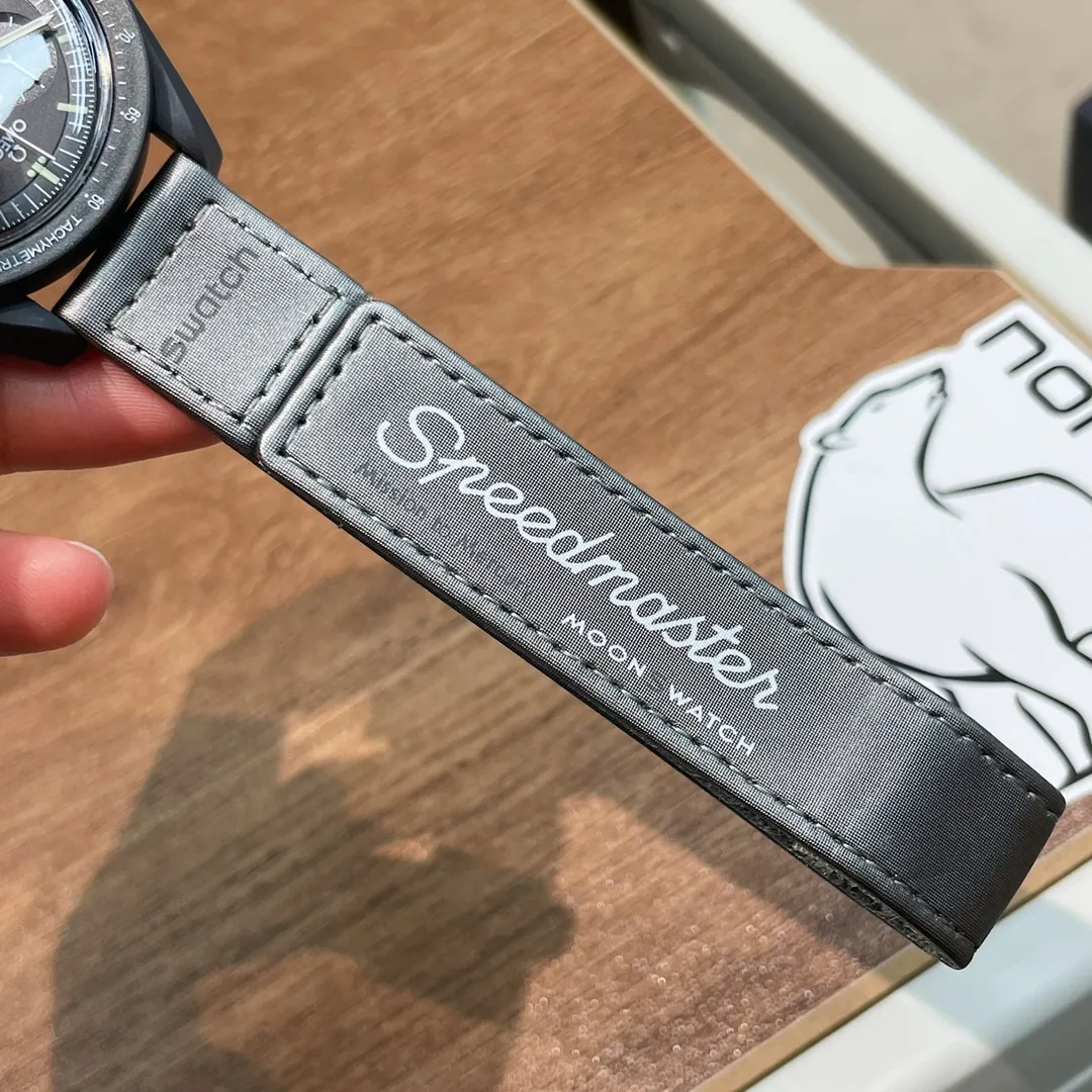 [Original order quality] 💰700! 【Purchasing quality】💰960! Omega co-branded Swatch, the top version on the market, made of real bioceramic material! Distinguish low-end products in the market! OMEGAxSWATCH Omega x Swatch joint model BIOCERAMIC MOONSWATCH joint watch, this series of watches has a total of 11 models, all named after planetary bodies. They are: Mission to the Sun (gold) Mission to Mercury (dark gray) Mission to Venus (pink) Mission to Earth (blue) Mission to the Moon (black) Mission to Mars (white) Mission to Jupiter (bronze) Mission to Saturn (beige) Mission to Uranus (light blue) Mission to Neptune (dark blue) Mission to Pluto (grey) Each one represents the characteristics of a different planet and uses its elements to decorate the dial, making people want to collect the entire series at once.  Swiss quartz machine, size 42mm. The Velcro strap is waterproof and easy to wear. It is worth buying. It can be collected and given as a gift. It has 11 colors and represents the 11 planets in the universe. The colors are bright and this summer accessory is a must-have!