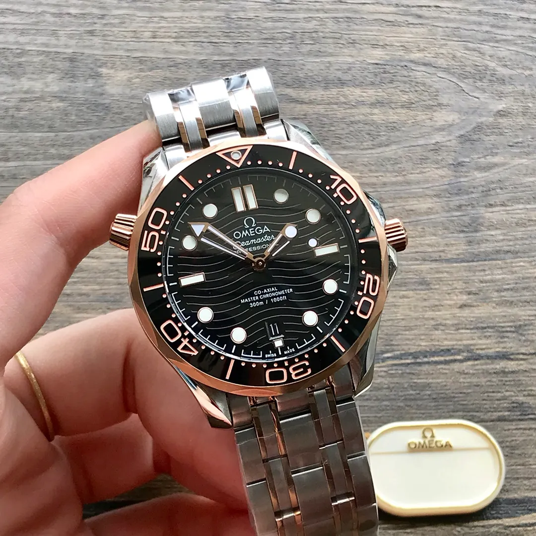 【Produced by Tw】Omega Seamaster 300m 42mm Diving Watch, now you can order the steel strap model with a cloth strap! Quantity is limited! Omega Seamaster series, made of 300M 316 stainless steel! Equipped with 8800 movement! Real shots of shipment.