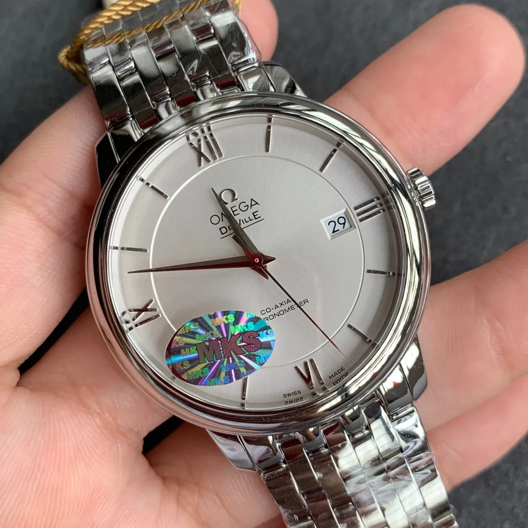 MKS Omega De Ville watch. With its elegant and slim appearance and simple and elegant design, MKS captures every detail and perfectly interprets the classic charm of the original elegant business. [Details of the masterpiece] The size of the watch is 39.5 mm x 10 mm. The literal scales and hands all inherit the original craftsmanship. They are first polished and then rhodium-plated to ensure permanent luster and amazing temperament. [Details of the masterpiece] The Omega resistor LOGO on the plate is well-curved, and the edges are chamfered naturally. It seems small and exquisite, not worth mentioning, but in fact the craftsmanship is complicated and contains a lot of things. [Innovative move] Using the super stable Japanese Miyota 9015 movement, it truly achieves zero repairs.