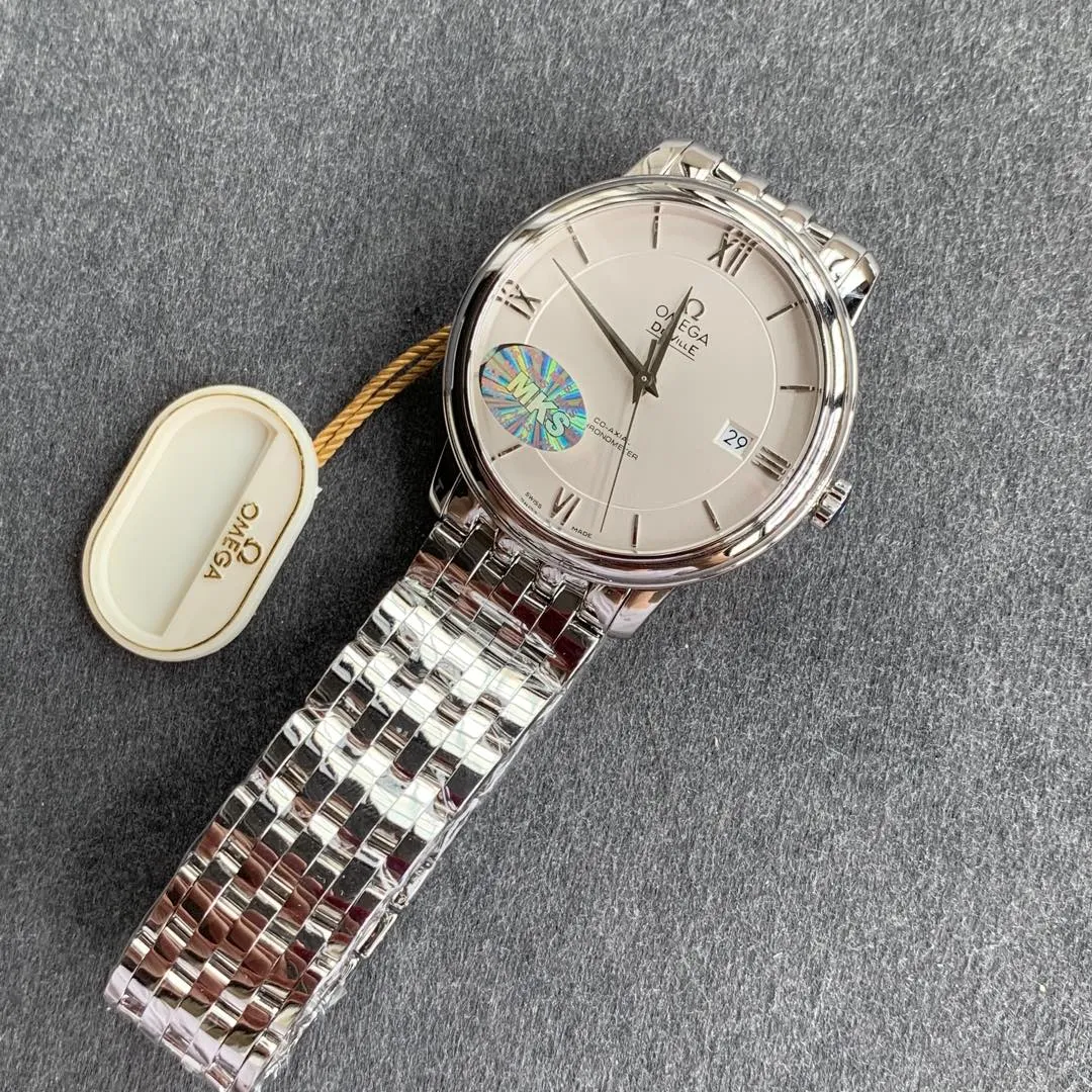MKS Omega De Ville watch. With its elegant and slim appearance and simple and elegant design, MKS captures every detail and perfectly interprets the classic charm of the original elegant business. [Details of the masterpiece] The size of the watch is 39.5 mm x 10 mm. The literal scales and hands all inherit the original craftsmanship. They are first polished and then rhodium-plated to ensure permanent luster and amazing temperament. [Details of the masterpiece] The Omega resistor LOGO on the plate is well-curved, and the edges are chamfered naturally. It seems small and exquisite, not worth mentioning, but in fact the craftsmanship is complicated and contains a lot of things. [Innovative move] Using the super stable Japanese Miyota 9015 movement, it truly achieves zero repairs.