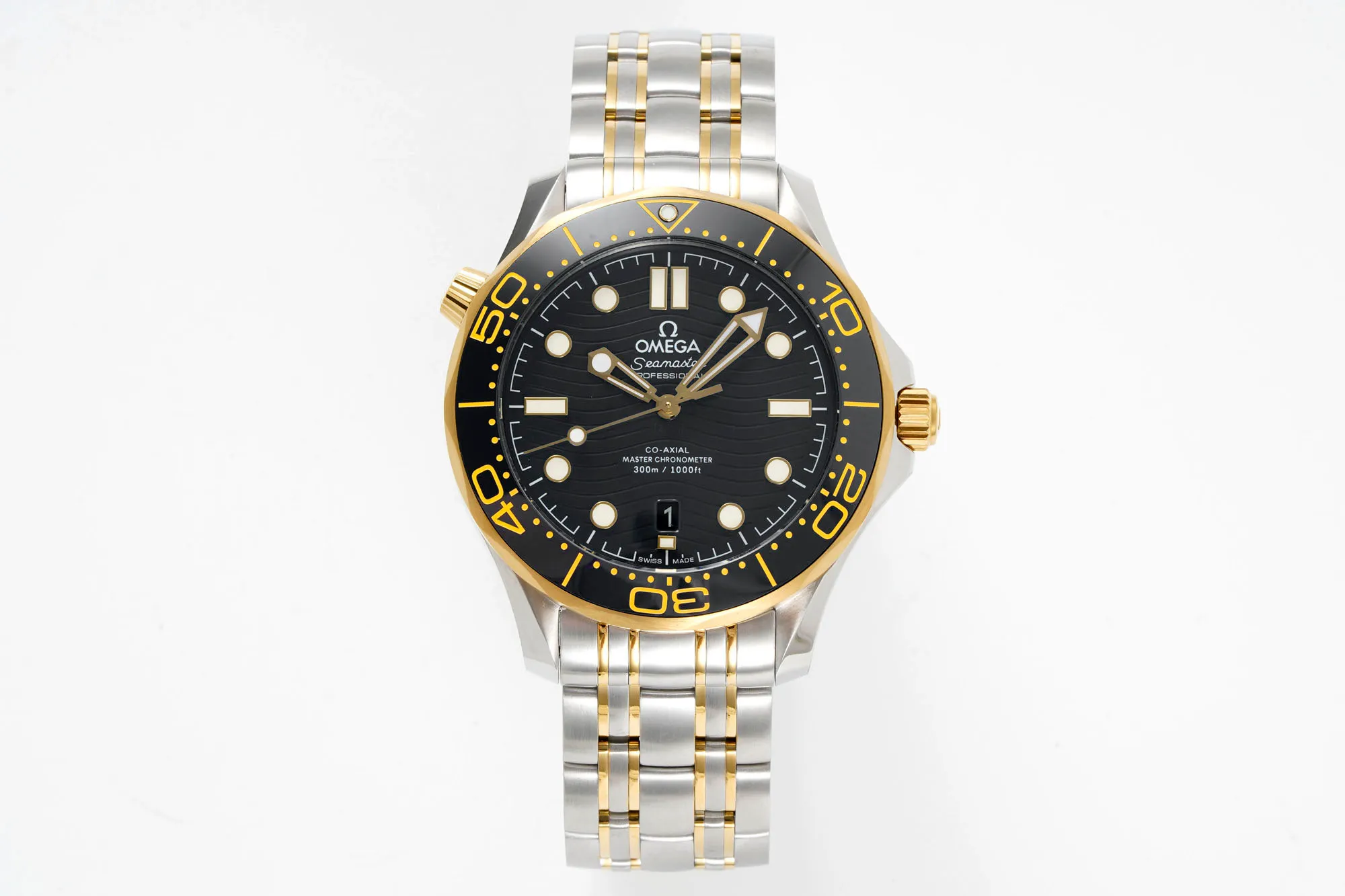 【Customized all-in-one machine】💰1720! 【Top Replica】💰3440! Omega Seamaster 300m series, 42mm, original 1-1 mold making now accepting reservations! The scales and characters on the ceramic ring adopt the "white enamel" process and are not easy to turn yellow. They remain pure white and shiny for a long time and the characters are brighter. The exhaust valve at 11 o'clock has been changed to a conical shape, and the bare edge of the bottom line of the new 300-meter case is not that big. Upgraded strap headband can be bent to fit your hand better, buckle can be adjusted in length, customized 8800 movement, Grade A quality