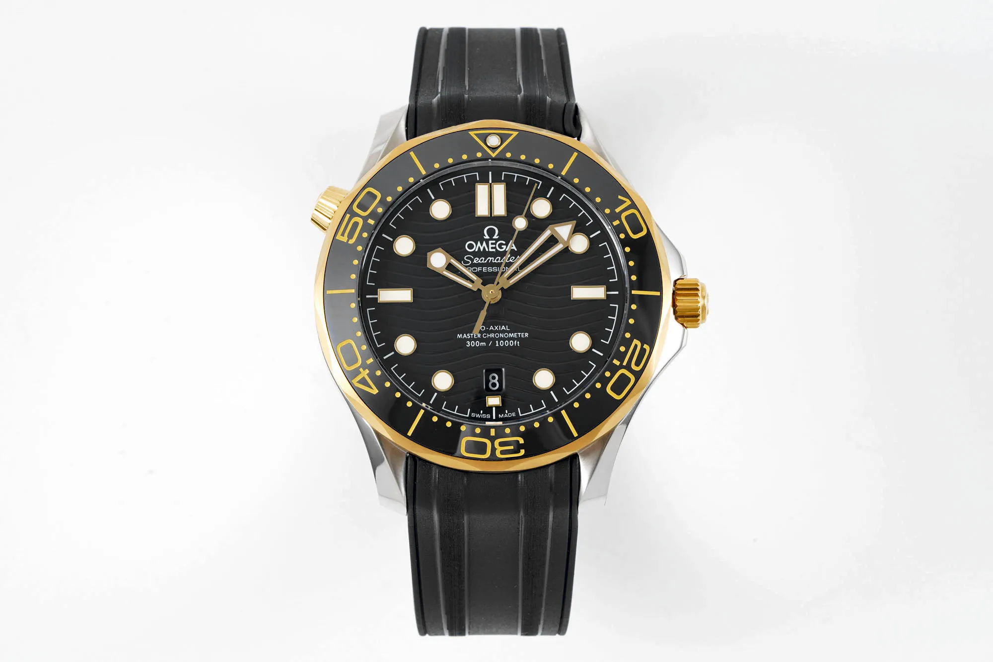 【Customized all-in-one machine】💰1720! 【Top Replica】💰3440! Omega Seamaster 300m series, 42mm, original 1-1 mold making now accepting reservations! The scales and characters on the ceramic ring adopt the "white enamel" process and are not easy to turn yellow. They remain pure white and shiny for a long time and the characters are brighter. The exhaust valve at 11 o'clock has been changed to a conical shape, and the bare edge of the bottom line of the new 300-meter case is not that big. Upgraded strap headband can be bent to fit your hand better, buckle can be adjusted in length, customized 8800 movement, Grade A quality