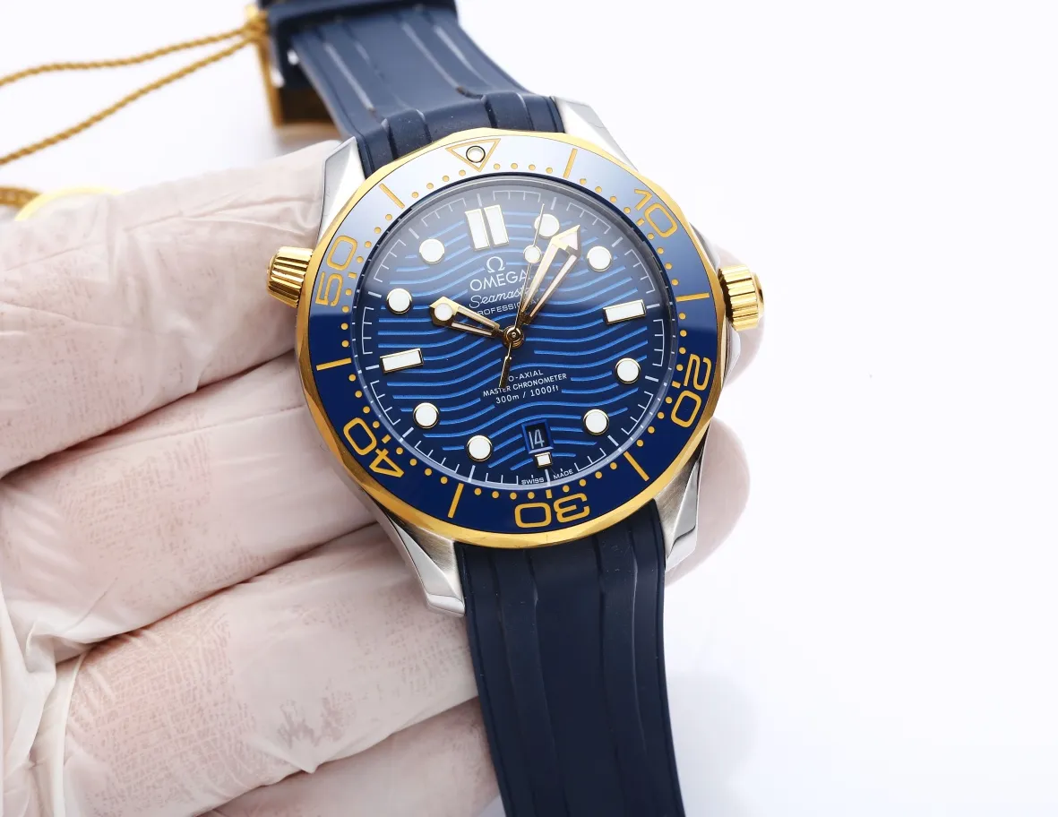 【High-end replica】💰1160! 【Customized all-in-one machine】💰1720! OMEGA SEAMASTER Seamaster Series 300m 300m Coaxial Master Chronometer 42mm 42mm Diving Watch, brushed stainless steel case partially polished. The bezel is made of ceramic and decorated with white enamel diving scales. The scales on the word ring are not easy to wear and fade, and the dome-shaped mirror is coated with anti-glare film Polished black ceramic dial, laser engraved ripple pattern, calendar window at 6 o'clock, hollow hands and embossed hour markers, rhodium-plated, and covered with Super-LumiNova luminous coating, blue and green two-color luminous, green luminous minute hand display with green luminous dots on the bezel for diving Oxygen countdown, multiple waterproof screw-in crowns, can be worn for real sea diving, conical shaped helium escape valve, corrugated edge design, transparent case back, beautiful movement of the movement can be clearly seen, replica 8800 oscillating weight, equipped with original buckle, imported fluorine rubber strap, soft texture, strong flexibility, can be worn in deep diving suits for diving. This picture was taken with custom all-in-one quality! (This product is shipped with three codes in one. Returns and exchanges require complete card tags)