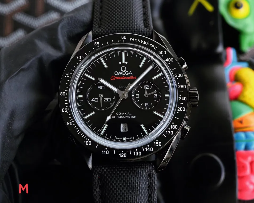 【Customized all-in-one machine】💰1640! The new Omega Speedmaster Dark Side of the Moon watch is released. This watch uses a 42mm stainless steel case and Italian calfskin, and is equipped with a black ceramic bezel ring. The original model is re-engraved and equipped with an imported mechanical fully automatic movement, truly achieving zero repairs. Lug distance: 20mm Bracelet: Cowhide strap (stainless steel strap) Case: Stainless steel case Mirror: Arc-shaped double-sided anti-reflective and wear-resistant glass Waterproof performance: 5 atmospheres (50 meters / 167 feet)
