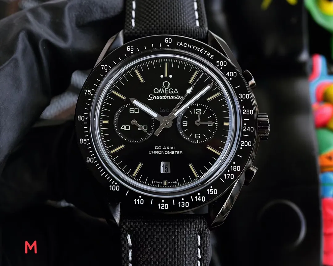 【Customized all-in-one machine】💰1640! The new Omega Speedmaster Dark Side of the Moon watch is released. This watch uses a 42mm stainless steel case and Italian calfskin, and is equipped with a black ceramic bezel ring. The original model is re-engraved and equipped with an imported mechanical fully automatic movement, truly achieving zero repairs. Lug distance: 20mm Bracelet: Cowhide strap (stainless steel strap) Case: Stainless steel case Mirror: Arc-shaped double-sided anti-reflective and wear-resistant glass Waterproof performance: 5 atmospheres (50 meters / 167 feet)