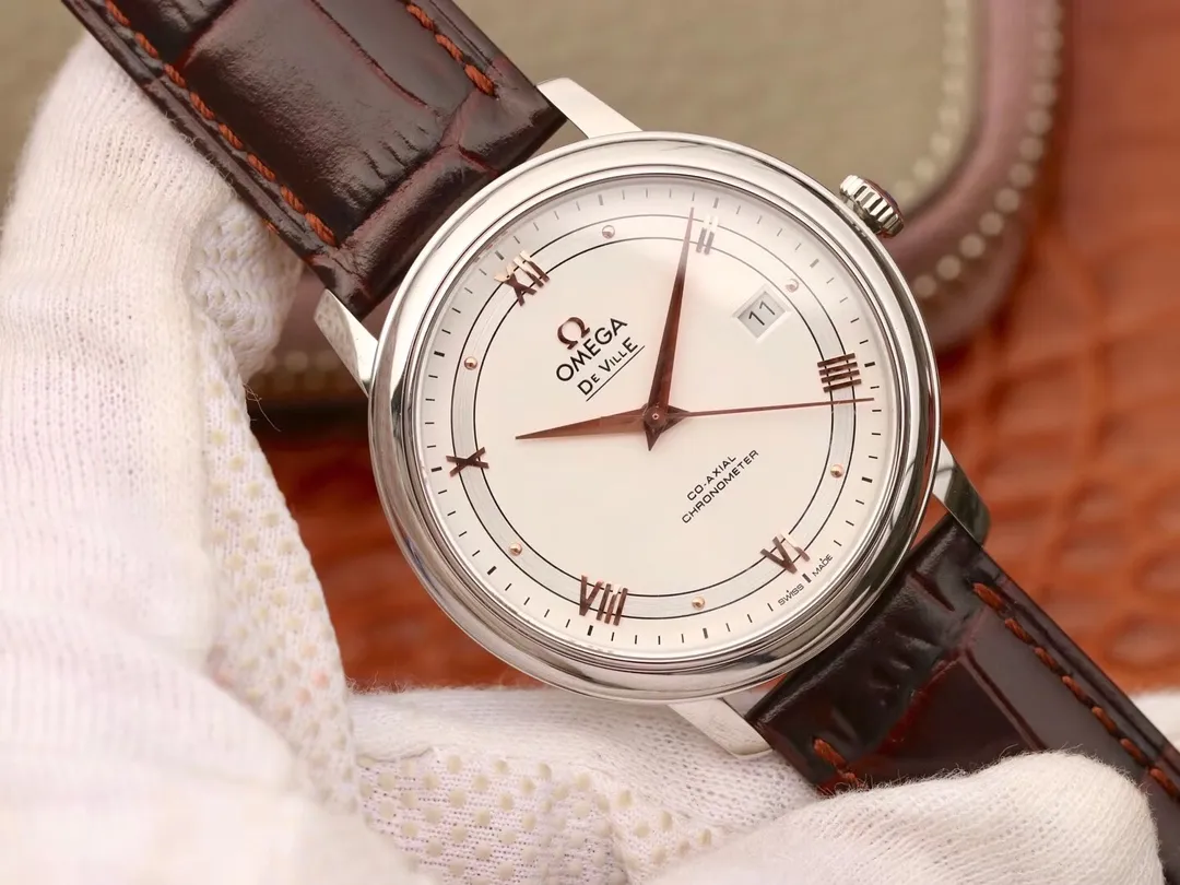 【Customized all-in-one machine】💰1720! Omega’s new De Ville is a replica of the most powerful Omega De Ville watch in history. The elegant and slim appearance, combined with the simple and elegant design, captures every detail and perfectly interprets the classic charm of the original elegant business. [Details of the masterpiece] The size of the watch is 39.5 mm x 10 mm. The literal scales and hands all inherit the original craftsmanship. They are first polished and then rhodium-plated to ensure permanent luster and amazing temperament. [Details of the masterpiece] The Omega resistor LOGO on the plate is well-curved, and the edges are chamfered naturally. It seems small and exquisite, not worth mentioning, but in fact the craftsmanship is complicated and contains a lot of things. [Details of a masterpiece] The brushing process of the bottom cover is consistent with the original product, and the position and details of the embossed logo are of the highest quality in the market. [Innovative move] It adopts the super stable imported Citizen 9015 integrated movement, truly achieving zero repair.