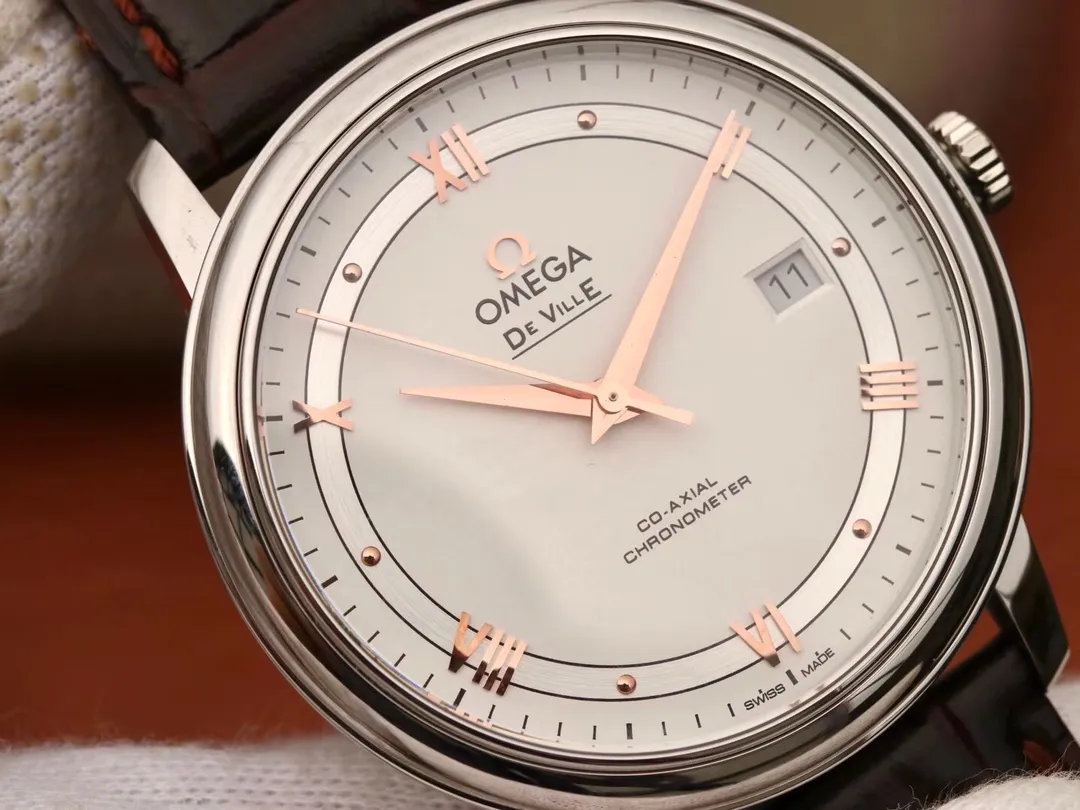 【Customized all-in-one machine】💰1720! Omega’s new De Ville is a replica of the most powerful Omega De Ville watch in history. The elegant and slim appearance, combined with the simple and elegant design, captures every detail and perfectly interprets the classic charm of the original elegant business. [Details of the masterpiece] The size of the watch is 39.5 mm x 10 mm. The literal scales and hands all inherit the original craftsmanship. They are first polished and then rhodium-plated to ensure permanent luster and amazing temperament. [Details of the masterpiece] The Omega resistor LOGO on the plate is well-curved, and the edges are chamfered naturally. It seems small and exquisite, not worth mentioning, but in fact the craftsmanship is complicated and contains a lot of things. [Details of a masterpiece] The brushing process of the bottom cover is consistent with the original product, and the position and details of the embossed logo are of the highest quality in the market. [Innovative move] It adopts the super stable imported Citizen 9015 integrated movement, truly achieving zero repair.