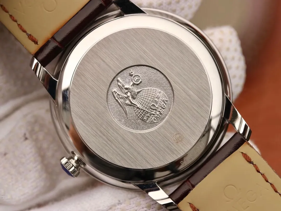 【Customized all-in-one machine】💰1720! Omega’s new De Ville is a replica of the most powerful Omega De Ville watch in history. The elegant and slim appearance, combined with the simple and elegant design, captures every detail and perfectly interprets the classic charm of the original elegant business. [Details of the masterpiece] The size of the watch is 39.5 mm x 10 mm. The literal scales and hands all inherit the original craftsmanship. They are first polished and then rhodium-plated to ensure permanent luster and amazing temperament. [Details of the masterpiece] The Omega resistor LOGO on the plate is well-curved, and the edges are chamfered naturally. It seems small and exquisite, not worth mentioning, but in fact the craftsmanship is complicated and contains a lot of things. [Details of a masterpiece] The brushing process of the bottom cover is consistent with the original product, and the position and details of the embossed logo are of the highest quality in the market. [Innovative move] It adopts the super stable imported Citizen 9015 integrated movement, truly achieving zero repair.