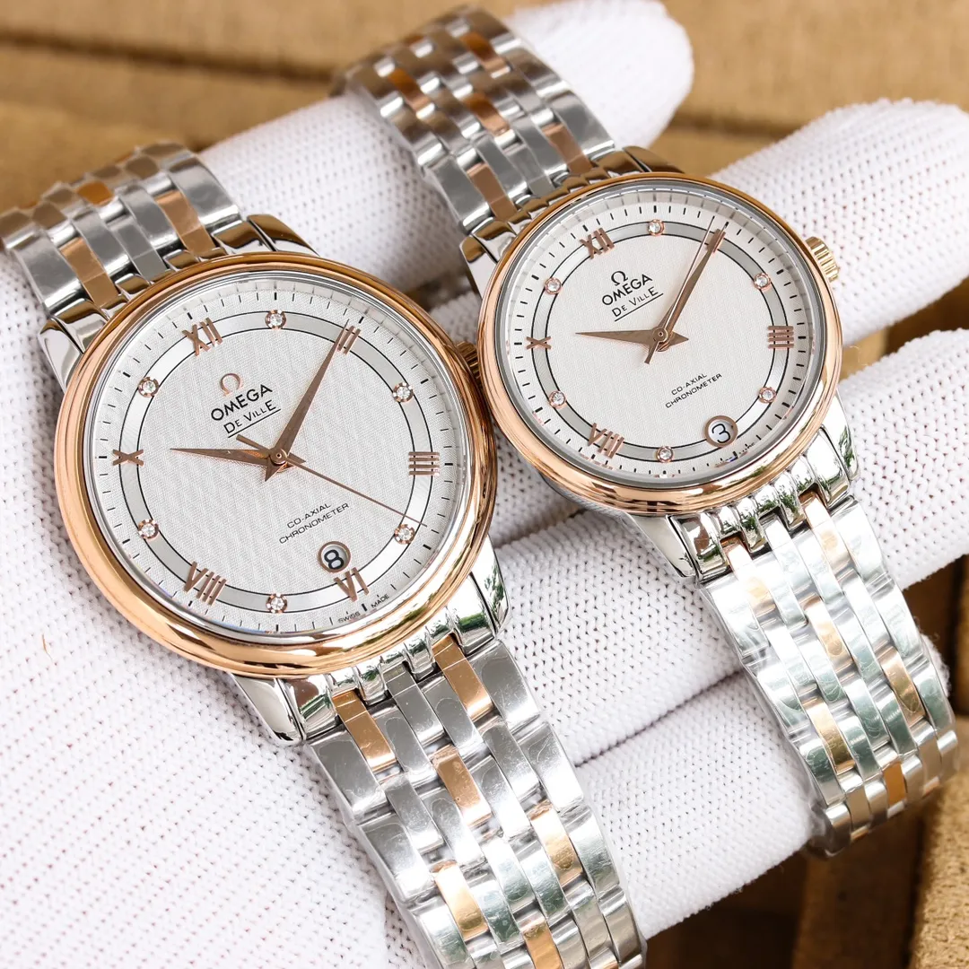 【Customized all-in-one machine】💰1720! Omega-De Ville Series-Couple Watches! Genuine mold opening from Taiwan factory, 👏The lettering is the same as the original product with sun pattern, and the curved glass is upgraded to high-definition arched double sapphire glass (clearer display, anti-scratch) 👏The back of the steel belt also has the original laser product batch number! It took 9 months to make many corrections and upgrades to create a 1:1 shell model, striving for perfection! The diameter of men's wear is 39.5mm, and the diameter of women's wear is 32.7mm👏! The style adopts imported 9015 all-in-one mechanical movement, which vibrates 28,800 times per hour, and has zero-repair® quality. The style is paired with an Italian cowhide/stainless steel strap to make the wrist more comfortable and comfortable🗣The strap body/buckle is engraved with the classic "OMEGA" logo, which is generous and classy. Real shot🔰Please pay attention to the details!