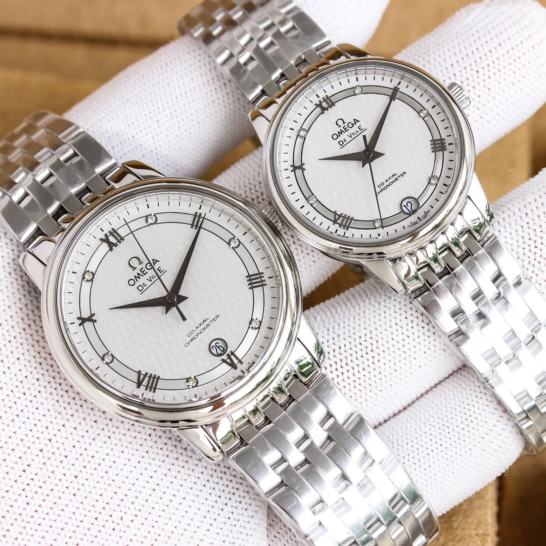 【Customized all-in-one machine】💰1720! Omega-De Ville Series-Couple Watches! Genuine mold opening from Taiwan factory, 👏The lettering is the same as the original product with sun pattern, and the curved glass is upgraded to high-definition arched double sapphire glass (clearer display, anti-scratch) 👏The back of the steel belt also has the original laser product batch number! It took 9 months to make many corrections and upgrades to create a 1:1 shell model, striving for perfection! The diameter of men's wear is 39.5mm, and the diameter of women's wear is 32.7mm👏! The style adopts imported 9015 all-in-one mechanical movement, which vibrates 28,800 times per hour, and has zero-repair® quality. The style is paired with an Italian cowhide/stainless steel strap to make the wrist more comfortable and comfortable🗣The strap body/buckle is engraved with the classic "OMEGA" logo, which is generous and classy. Real shot🔰Please pay attention to the details!