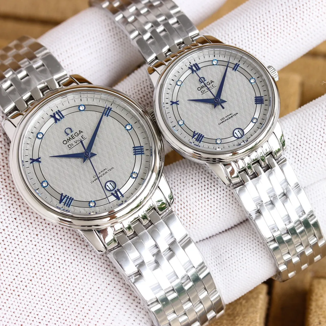 【Customized all-in-one machine】💰1720! Omega-De Ville Series-Couple Watches! Genuine mold opening from Taiwan factory, 👏The lettering is the same as the original product with sun pattern, and the curved glass is upgraded to high-definition arched double sapphire glass (clearer display, anti-scratch) 👏The back of the steel belt also has the original laser product batch number! It took 9 months to make many corrections and upgrades to create a 1:1 shell model, striving for perfection! The diameter of men's wear is 39.5mm, and the diameter of women's wear is 32.7mm👏! The style adopts imported 9015 all-in-one mechanical movement, which vibrates 28,800 times per hour, and has zero-repair® quality. The style is paired with an Italian cowhide/stainless steel strap to make the wrist more comfortable and comfortable🗣The strap body/buckle is engraved with the classic "OMEGA" logo, which is generous and classy. Real shot🔰Please pay attention to the details!
