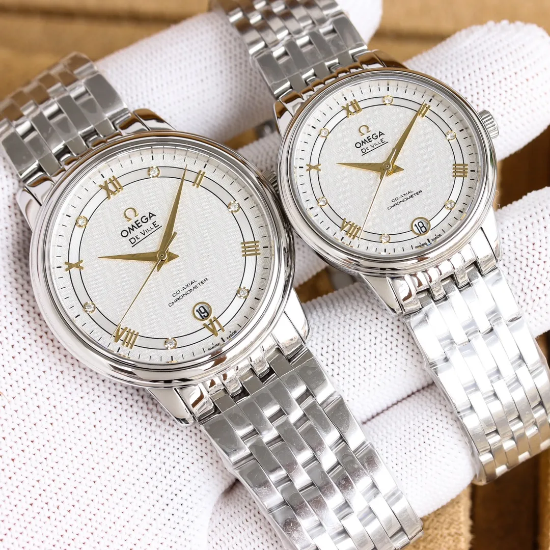 【Customized all-in-one machine】💰1720! Omega-De Ville Series-Couple Watches! Genuine mold opening from Taiwan factory, 👏The lettering is the same as the original product with sun pattern, and the curved glass is upgraded to high-definition arched double sapphire glass (clearer display, anti-scratch) 👏The back of the steel belt also has the original laser product batch number! It took 9 months to make many corrections and upgrades to create a 1:1 shell model, striving for perfection! The diameter of men's wear is 39.5mm, and the diameter of women's wear is 32.7mm👏! The style adopts imported 9015 all-in-one mechanical movement, which vibrates 28,800 times per hour, and has zero-repair® quality. The style is paired with an Italian cowhide/stainless steel strap to make the wrist more comfortable and comfortable🗣The strap body/buckle is engraved with the classic "OMEGA" logo, which is generous and classy. Real shot🔰Please pay attention to the details!