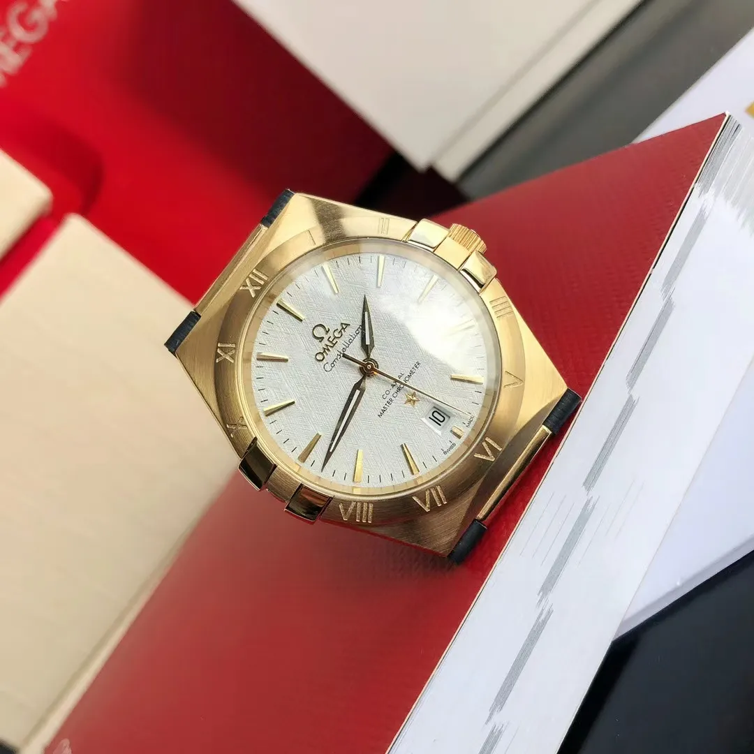 【High-end replica】💰1300! 【Customized all-in-one machine】💰1720! 2023 official new product - the fifth generation of Omega's "Constellation Gents" constellation series is on the market [color] After ten years of hard work, never give in! Another high-quality, ultra-affordable masterpiece that once again refreshes the "genuine appearance details, built-in brand new Citizen movement" [Movement] The entire network's exclusive replica of the Constellation series men's watch is equipped with the brand new Citizen 8215 automatic mechanical movement, exclusive corrected automatic hammer, the movement's kinetic energy is durable, accurate in travel time, ⭕️reworked [Case] 💯 Super waterproof, you can swim with confidence🚰 316L fine steel case, same material bracelet CNC cutting process, perfect shell shape and connection, vintage craftsmanship, the thinnest workmanship of the same level of movement [Details] The words are synchronized with the original strips, the texture is delicate, the disk surface is simple and elegant, the ring edge is hand-decorated and electroplated in a vacuum furnace, the color is uniform and bright, the original same color is complete, the strap is made of Italian calfskin with the original folding clasp