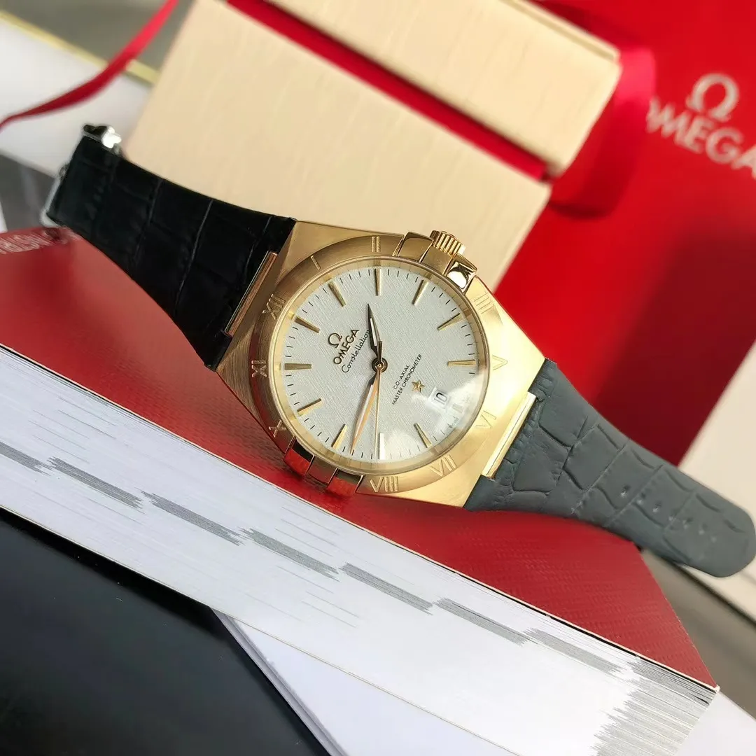 【High-end replica】💰1300! 【Customized all-in-one machine】💰1720! 2023 official new product - the fifth generation of Omega's "Constellation Gents" constellation series is on the market [color] After ten years of hard work, never give in! Another high-quality, ultra-affordable masterpiece that once again refreshes the "genuine appearance details, built-in brand new Citizen movement" [Movement] The entire network's exclusive replica of the Constellation series men's watch is equipped with the brand new Citizen 8215 automatic mechanical movement, exclusive corrected automatic hammer, the movement's kinetic energy is durable, accurate in travel time, ⭕️reworked [Case] 💯 Super waterproof, you can swim with confidence🚰 316L fine steel case, same material bracelet CNC cutting process, perfect shell shape and connection, vintage craftsmanship, the thinnest workmanship of the same level of movement [Details] The words are synchronized with the original strips, the texture is delicate, the disk surface is simple and elegant, the ring edge is hand-decorated and electroplated in a vacuum furnace, the color is uniform and bright, the original same color is complete, the strap is made of Italian calfskin with the original folding clasp