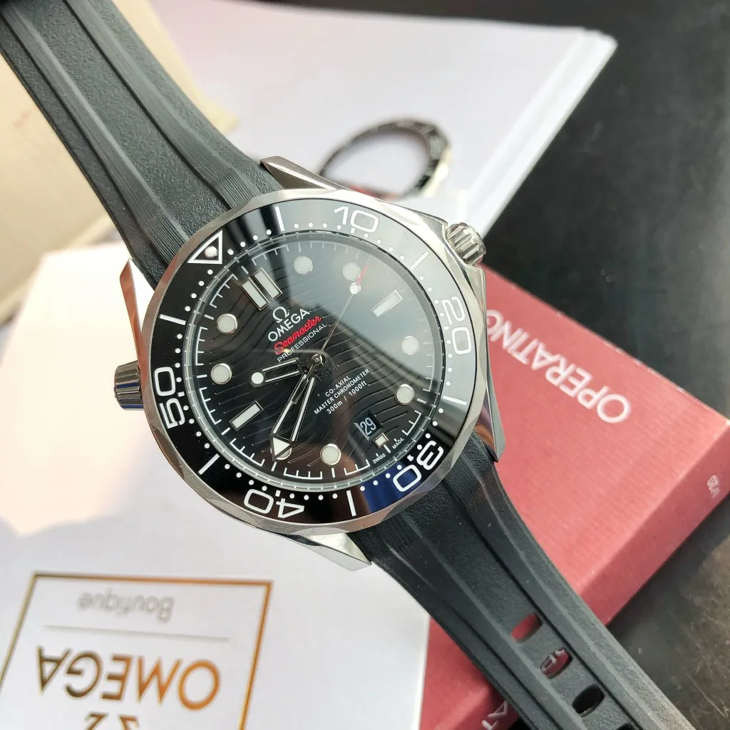 【High-end replica】💰1160! 【Customized all-in-one machine】💰1720! Omega Seamaster 2022 is the pinnacle of annual upgrades. The new Seamaster series 300-meter diving watch produced by GD has arrived. Feedback is coming! Always adhering to the practical value, there is no best, only better upgrade concept, bringing the entire series of Omega Seamaster watches with the new Citizen movement to the top again! [Movement] Equipped with 💯 brand new Japanese original Citizen 8215 automatic mechanical movement, original see-through design, 0️⃣repair, accurate running time, strong practicality [Case] ​​Made of 316L stainless steel case, equipped with the only original ceramic one-way rotating chronograph ring in its class ⚠️Please look for GD exclusive details and quality