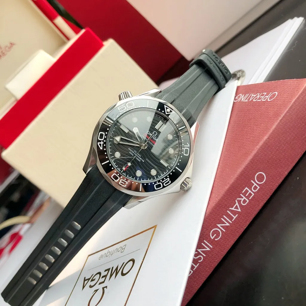 【High-end replica】💰1160! 【Customized all-in-one machine】💰1720! Omega Seamaster 2022 is the pinnacle of annual upgrades. The new Seamaster series 300-meter diving watch produced by GD has arrived. Feedback is coming! Always adhering to the practical value, there is no best, only better upgrade concept, bringing the entire series of Omega Seamaster watches with the new Citizen movement to the top again! [Movement] Equipped with 💯 brand new Japanese original Citizen 8215 automatic mechanical movement, original see-through design, 0️⃣repair, accurate running time, strong practicality [Case] ​​Made of 316L stainless steel case, equipped with the only original ceramic one-way rotating chronograph ring in its class ⚠️Please look for GD exclusive details and quality