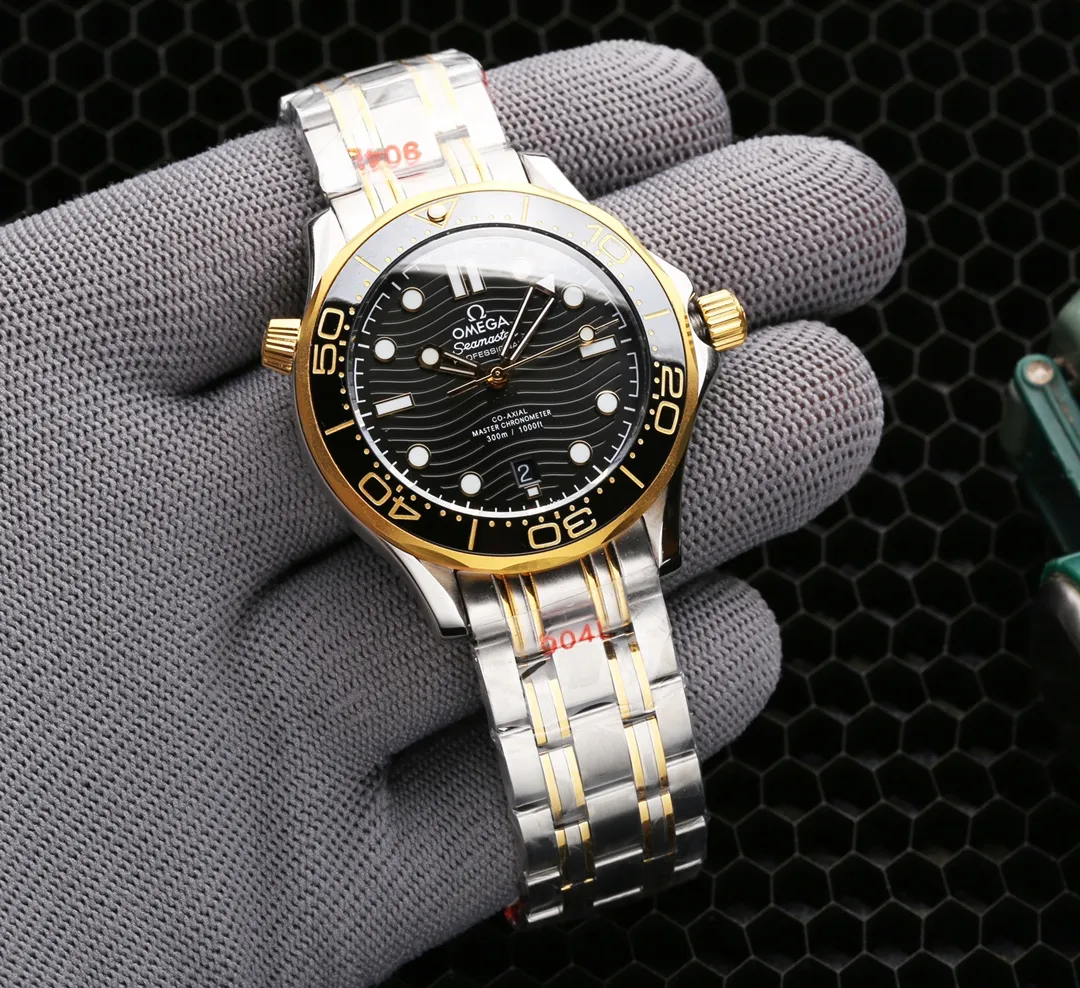 【High-end replica】💰1160! 【Customized all-in-one machine】💰1720! OMEGA SEAMASTER Seamaster Series 300m 300m Coaxial Master Chronometer 42mm 42mm Diving Watch, brushed stainless steel case partially polished. The bezel is made of ceramic and decorated with white enamel diving scales. The scales on the word ring are not easy to wear and fade, and the dome-shaped mirror is coated with anti-glare film Polished black ceramic dial, laser engraved ripple pattern, calendar window at 6 o'clock, hollow hands and embossed hour markers, rhodium-plated, and covered with Super-LumiNova luminous coating, blue and green two-color luminous, green luminous minute hand display with green luminous dots on the bezel for diving Oxygen countdown, multiple waterproof screw-in crowns, can be worn for real sea diving, conical shaped helium escape valve, corrugated edge design, transparent case back, beautiful movement of the movement can be clearly seen, replica 8800 oscillating weight, equipped with original buckle, imported fluorine rubber strap, soft texture, strong flexibility, can be worn in deep diving suits for diving. This picture was taken with custom all-in-one quality! (This product is shipped with three codes in one. Returns and exchanges require complete card tags)