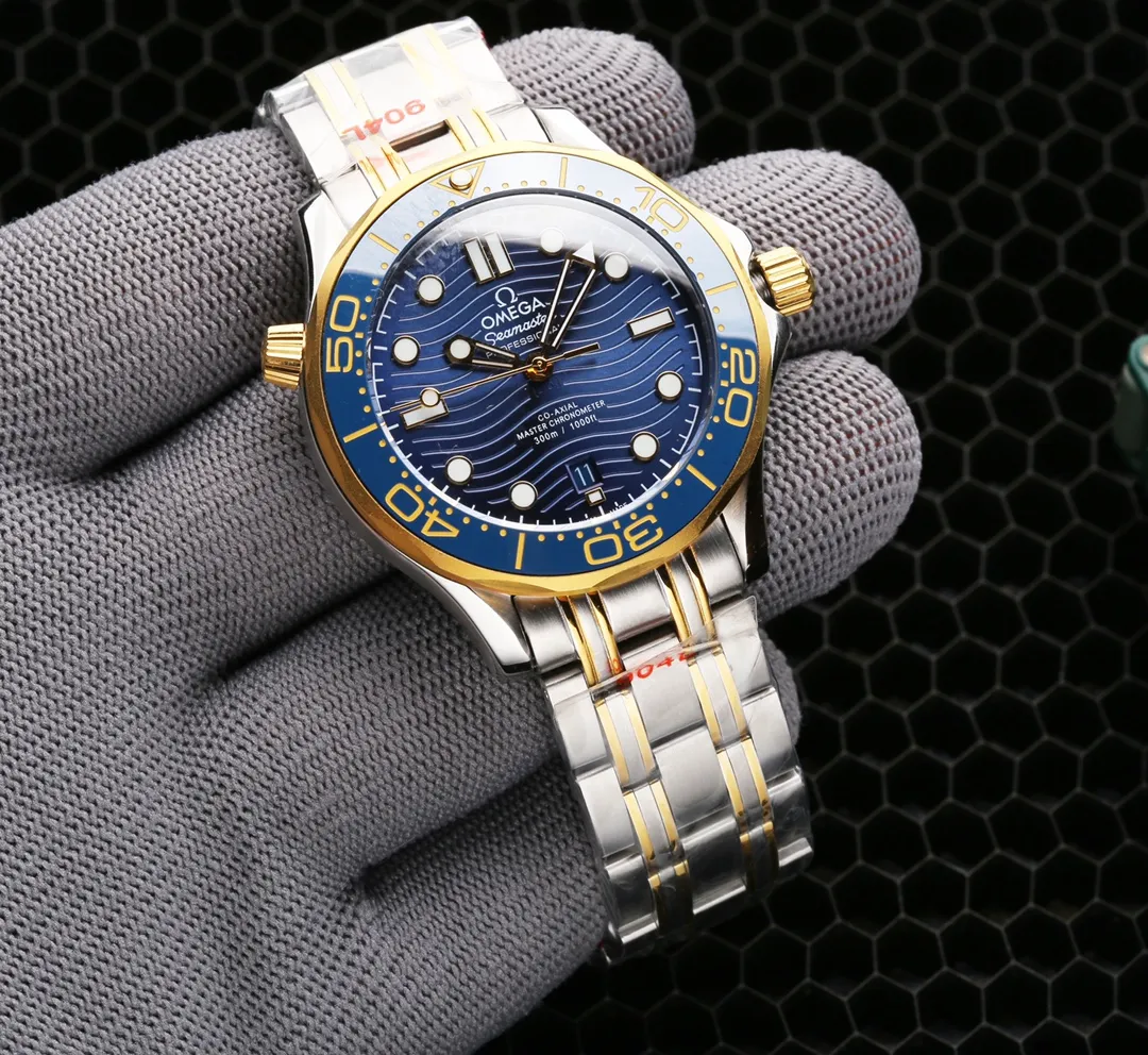 【High-end replica】💰1160! 【Customized all-in-one machine】💰1720! OMEGA SEAMASTER Seamaster Series 300m 300m Coaxial Master Chronometer 42mm 42mm Diving Watch, brushed stainless steel case partially polished. The bezel is made of ceramic and decorated with white enamel diving scales. The scales on the word ring are not easy to wear and fade, and the dome-shaped mirror is coated with anti-glare film Polished black ceramic dial, laser engraved ripple pattern, calendar window at 6 o'clock, hollow hands and embossed hour markers, rhodium-plated, and covered with Super-LumiNova luminous coating, blue and green two-color luminous, green luminous minute hand display with green luminous dots on the bezel for diving Oxygen countdown, multiple waterproof screw-in crowns, can be worn for real sea diving, conical shaped helium escape valve, corrugated edge design, transparent case back, beautiful movement of the movement can be clearly seen, replica 8800 oscillating weight, equipped with original buckle, imported fluorine rubber strap, soft texture, strong flexibility, can be worn in deep diving suits for diving. This picture was taken with custom all-in-one quality! (This product is shipped with three codes in one. Returns and exchanges require complete card tags)