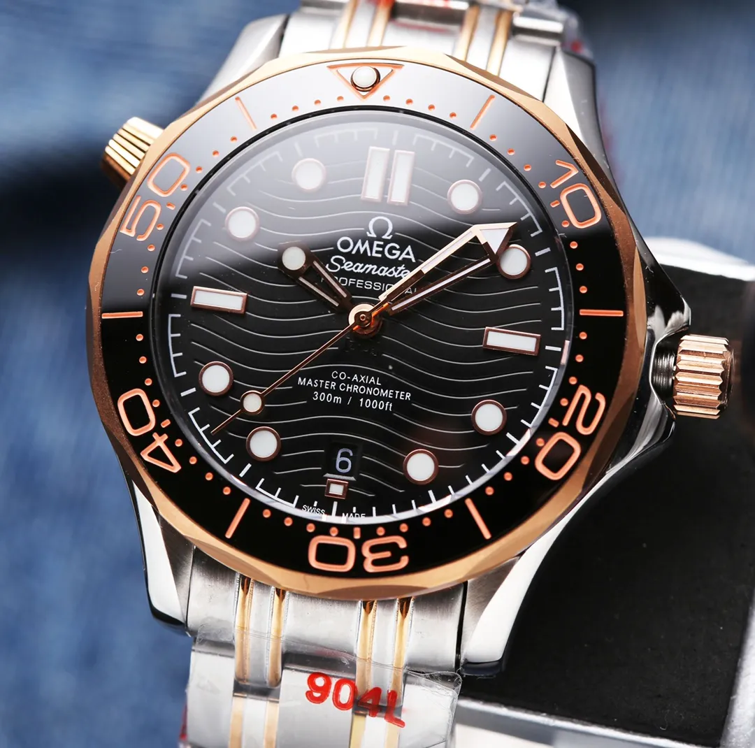 【High-end replica】💰1160! 【Customized all-in-one machine】💰1720! OMEGA SEAMASTER Seamaster Series 300m 300m Coaxial Master Chronometer 42mm 42mm Diving Watch, brushed stainless steel case partially polished. The bezel is made of ceramic and decorated with white enamel diving scales. The scales on the word ring are not easy to wear and fade, and the dome-shaped mirror is coated with anti-glare film Polished black ceramic dial, laser engraved ripple pattern, calendar window at 6 o'clock, hollow hands and embossed hour markers, rhodium-plated, and covered with Super-LumiNova luminous coating, blue and green two-color luminous, green luminous minute hand display with green luminous dots on the bezel for diving Oxygen countdown, multiple waterproof screw-in crowns, can be worn for real sea diving, conical shaped helium escape valve, corrugated edge design, transparent case back, beautiful movement of the movement can be clearly seen, replica 8800 oscillating weight, equipped with original buckle, imported fluorine rubber strap, soft texture, strong flexibility, can be worn in deep diving suits for diving. This picture was taken with custom all-in-one quality! (This product is shipped with three codes in one. Returns and exchanges require complete card tags)