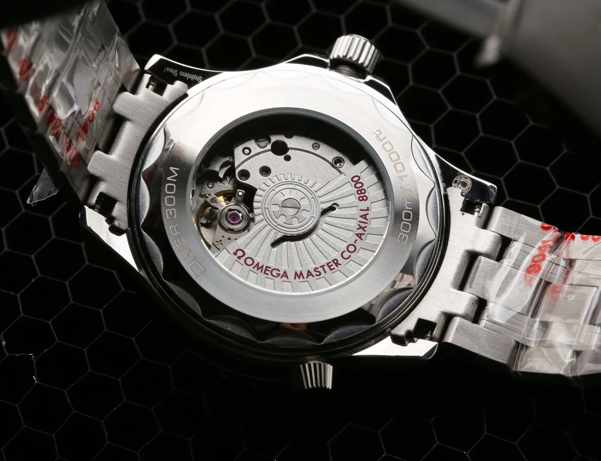 【High-end replica】💰1160! 【Customized all-in-one machine】💰1720! OMEGA SEAMASTER Seamaster Series 300m 300m Coaxial Master Chronometer 42mm 42mm Diving Watch, brushed stainless steel case partially polished. The bezel is made of ceramic and decorated with white enamel diving scales. The scales on the word ring are not easy to wear and fade, and the dome-shaped mirror is coated with anti-glare film Polished black ceramic dial, laser engraved ripple pattern, calendar window at 6 o'clock, hollow hands and embossed hour markers, rhodium-plated, and covered with Super-LumiNova luminous coating, blue and green two-color luminous, green luminous minute hand display with green luminous dots on the bezel for diving Oxygen countdown, multiple waterproof screw-in crowns, can be worn for real sea diving, conical shaped helium escape valve, corrugated edge design, transparent case back, beautiful movement of the movement can be clearly seen, replica 8800 oscillating weight, equipped with original buckle, imported fluorine rubber strap, soft texture, strong flexibility, can be worn in deep diving suits for diving. This picture was taken with custom all-in-one quality! (This product is shipped with three codes in one. Returns and exchanges require complete card tags)