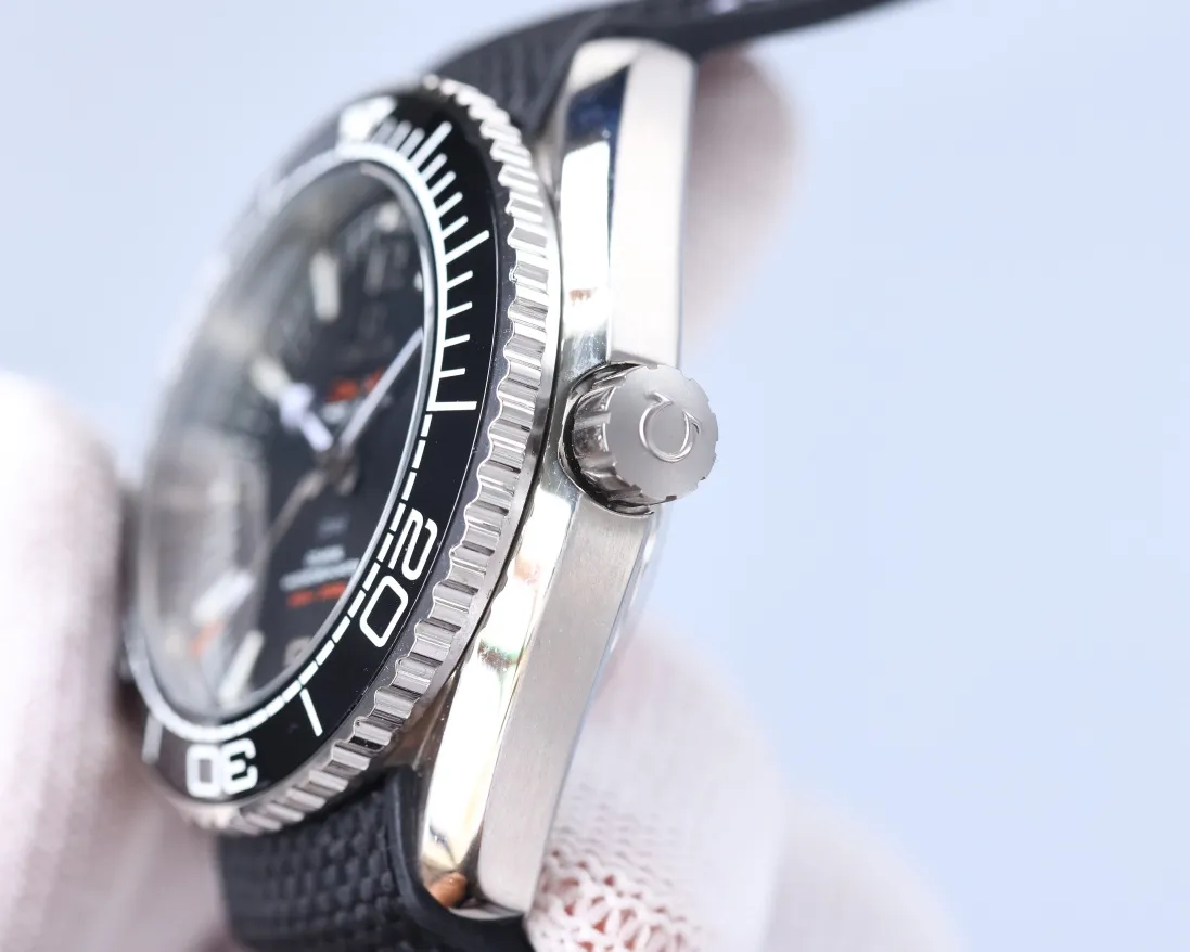 【Top replica】💰3300! Omega Planet Ocean 600 meters, the entire series of watches once again reaches the top! Five codes in one, warranty card, diamond card, observatory certification card, hang tag, etc. Exclusive number 87895505, exclusive quality, exclusive packaging. In 2021, the official website strongly recommends the exclusive quality of the Seamaster series 600-meter diving watch. [Model] 215.32.44.21.01.001 [Movement] Equipped with 8900/8906 automatic mechanical movement, original see-through design, corrected movement, accurate running time, strong practicality, 100% waterproof [Glass] With arched wear-resistant glass, diameter 43.5mm, thickness 15.5mm [Case] Made of 316L stainless steel, post-processed and polished, equipped with the only original ceramic ring in its class with an original one-way rotating timing ring. [Watch strap] Belt/tape/steel strap, buckle steel strap 316L fine steel brushed and polished, Italian imported cowhide with imported frog glue, steel strap with same-level original Omega stretch buckle, same-level value, please certify exclusive details, exclusive quality code is 87895505 Authentic copy-Reprint🔥Top product, high quality products constantly🔥