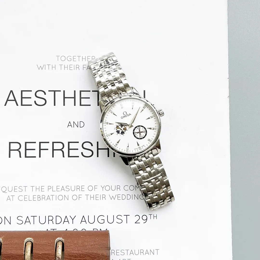 【High-end replica】💰1440! The OMEGA Butterfly series is a fine men's watch with four separate hands and a moon phase display. It is exquisite in craftsmanship, original, noble and gentlemanly. Using fully automatic imported 8217 mechanical movement, top-grade 316 stainless steel case, stainless steel strap/imported calfskin strap, sapphire mirror, size 40*12🍊Real shot🔰The quality is consistent!