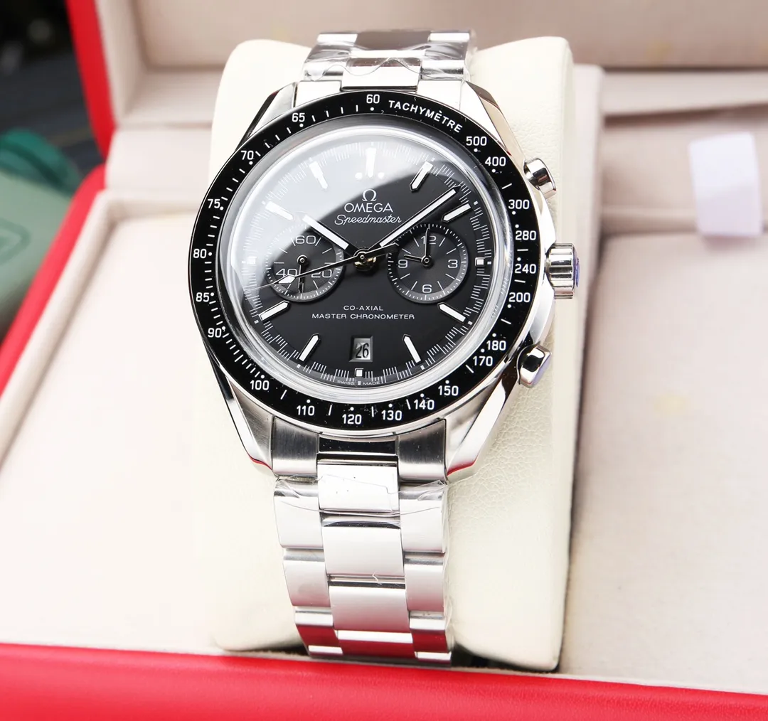 【High-end replica】💰1920! The new Omega Speedmaster racing watch is released. This watch uses a 42mm stainless steel case and a 904L bracelet, with a black ceramic bezel ring. The original model is re-engraved and equipped with an imported mechanical fully automatic movement, truly achieving zero repairs. Lug distance: 20mm Bracelet: Cowhide strap (stainless steel strap) Case: Stainless steel case Mirror: Arc-shaped double-sided anti-reflective and wear-resistant glass Waterproof performance: 5 atmospheres (50 meters / 167 feet