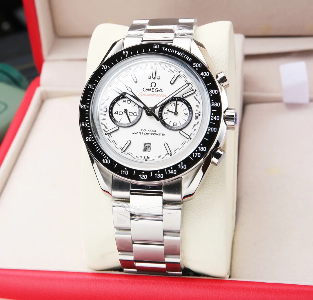 【High-end replica】💰1920! The new Omega Speedmaster racing watch is released. This watch uses a 42mm stainless steel case and a 904L bracelet, with a black ceramic bezel ring. The original model is re-engraved and equipped with an imported mechanical fully automatic movement, truly achieving zero repairs. Lug distance: 20mm Bracelet: Cowhide strap (stainless steel strap) Case: Stainless steel case Mirror: Arc-shaped double-sided anti-reflective and wear-resistant glass Waterproof performance: 5 atmospheres (50 meters / 167 feet