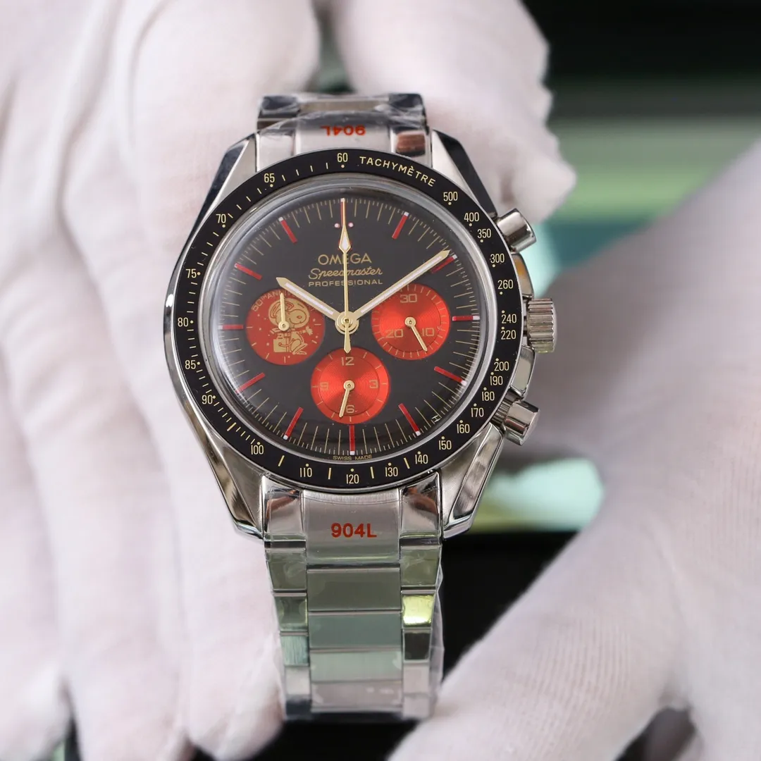 【Foreign trade import】💰1280! Omega Speedmaster Series "Snoopy Award" 50th Anniversary Watch 🎈 This new product, known as the "Third Generation Snoopy Commemorative" watch, has attracted the attention of many people since its launch. The silver dial is decorated with angular hour markers and hands treated with blue PVD. The watch is equipped with blue zirconia [ZrO2] and is decorated with a white enamel tachymeter scale. The side of the 42mm stainless steel case has been finely polished to show a delicate luster, and it has a built-in imported VK chronograph quartz movement! Welcome to reprint!