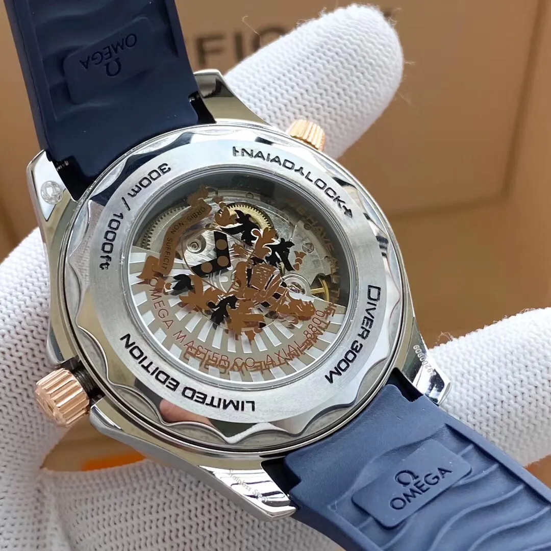 [High-end replica] 💰1280 Omega - the hottest model of the year - Seamaster 300m diving watch] James Bond - On Her Majesty's Secret Service, the literal 12 o'clock and 10 o'clock positions are synchronized and original ⚠️The left side of the case is the same as the original "007" exclusive metal piece ⚠️The buckle LOGO is synchronized and original, different from the Seamaster 300m ⚠️Exclusive printing on the bottom cover glass ⚠️The only synchronized original details in its class The only synchronized original details in the market, built-in fully automatic mechanical 8800 movement. Size 42nm🔥Top quality products are constantly produced🔥