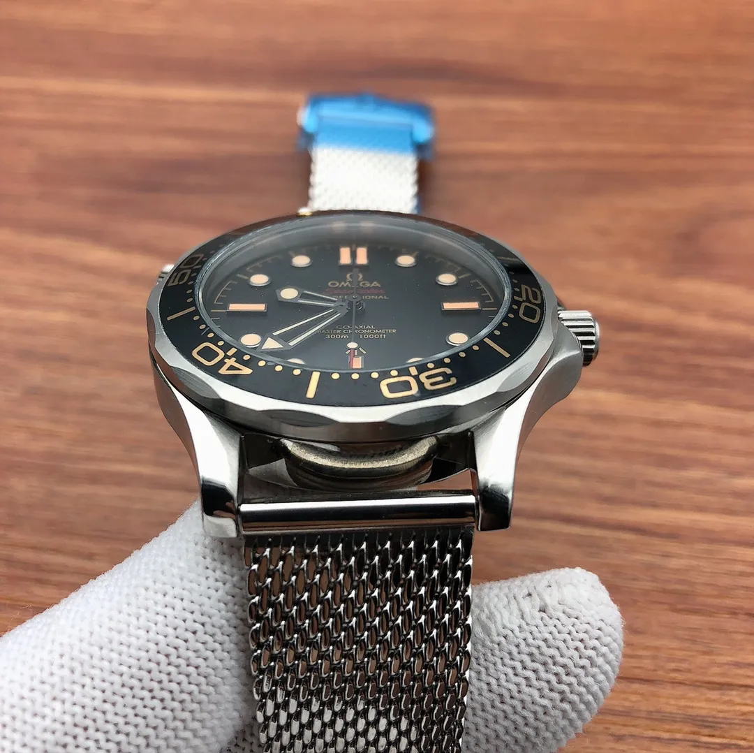 【High-end replica】💰1440! Omega OMEGA 🎮O48 Seamaster Series The dial can rotate in one circle 🆕The first trailer of the 25th James Bond movie "No Time To Die" has just been released. One of the much-anticipated suspense of this movie - 🎮The new Seamaster series 300-meter diving watch 007 version was also grandly announced. Daniel Craig, who plays Agent 007, will wear this watch to make a shining appearance in the movie. The watch can also choose a NATO striped strap🎮 equipped with fully automatic imported Japanese Citizen 8215 mechanical movement 40*12 multiple straps to choose from